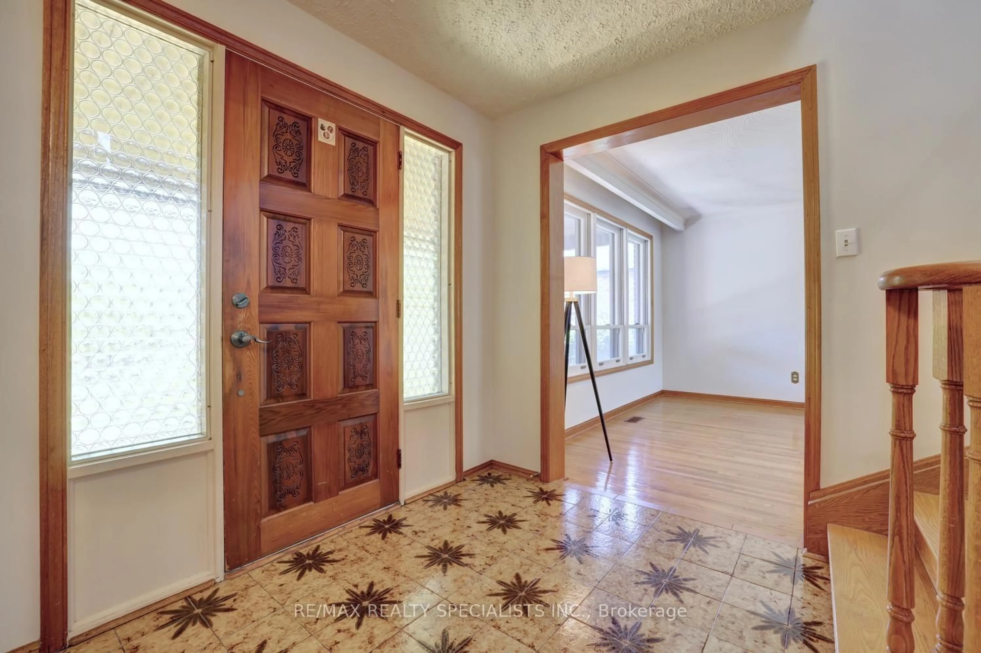 Indoor foyer for 1626 Sherwood Forrest Circ, Mississauga Ontario L5K 2G7