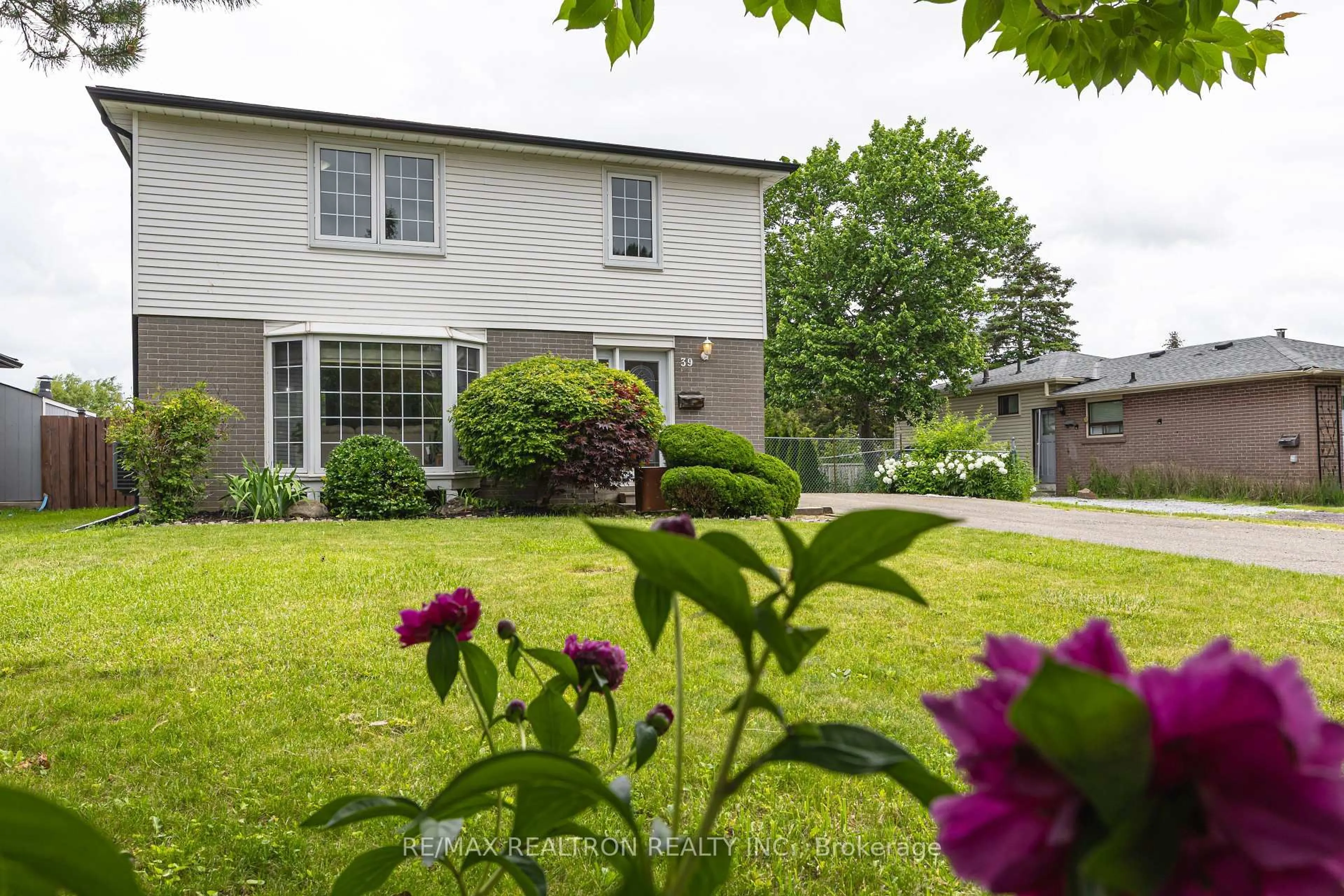 A pic from outside/outdoor area/front of a property/back of a property/a pic from drone, street for 39 Deloraine Dr, Brampton Ontario L6T 1T6