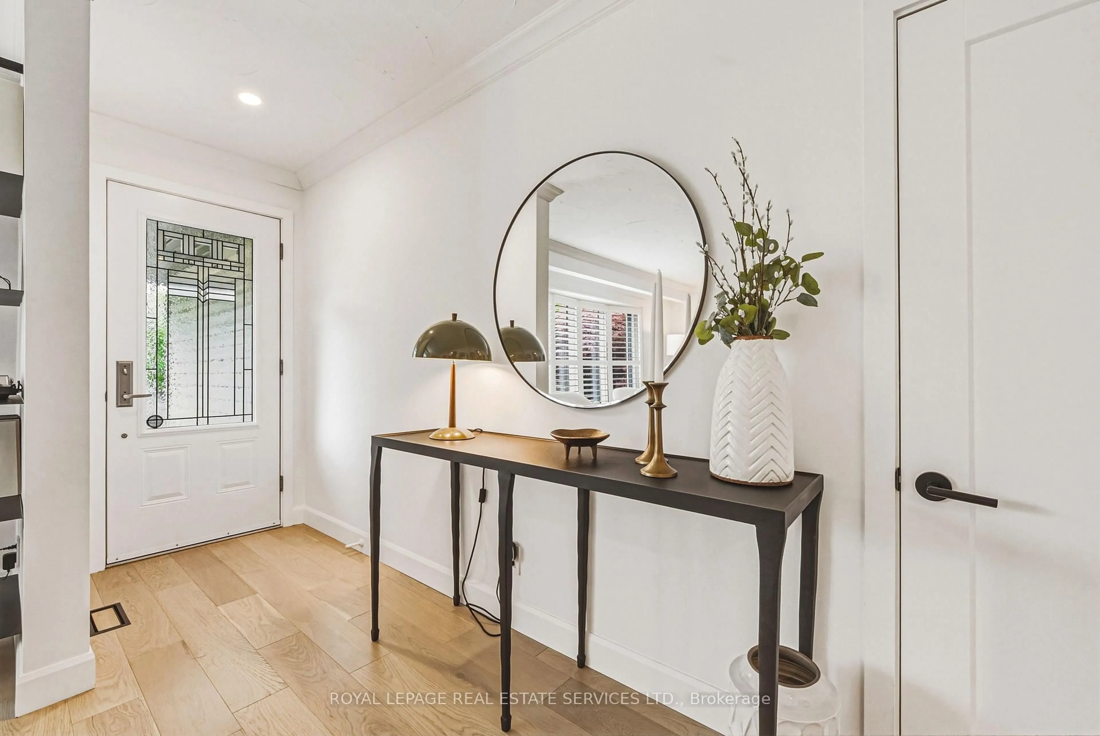 Indoor entryway for 336 Tuck Dr, Burlington Ontario L7L 2R3