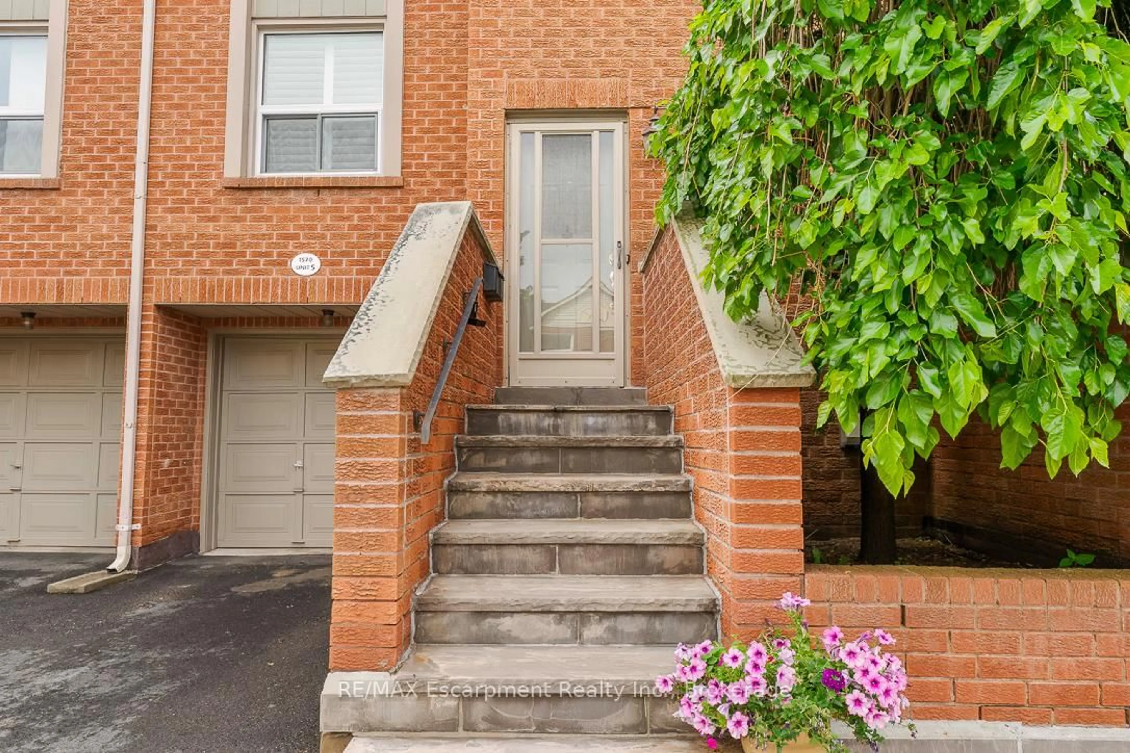Stairs for 1570 REEVES Gate #5, Oakville Ontario L6M 3J3