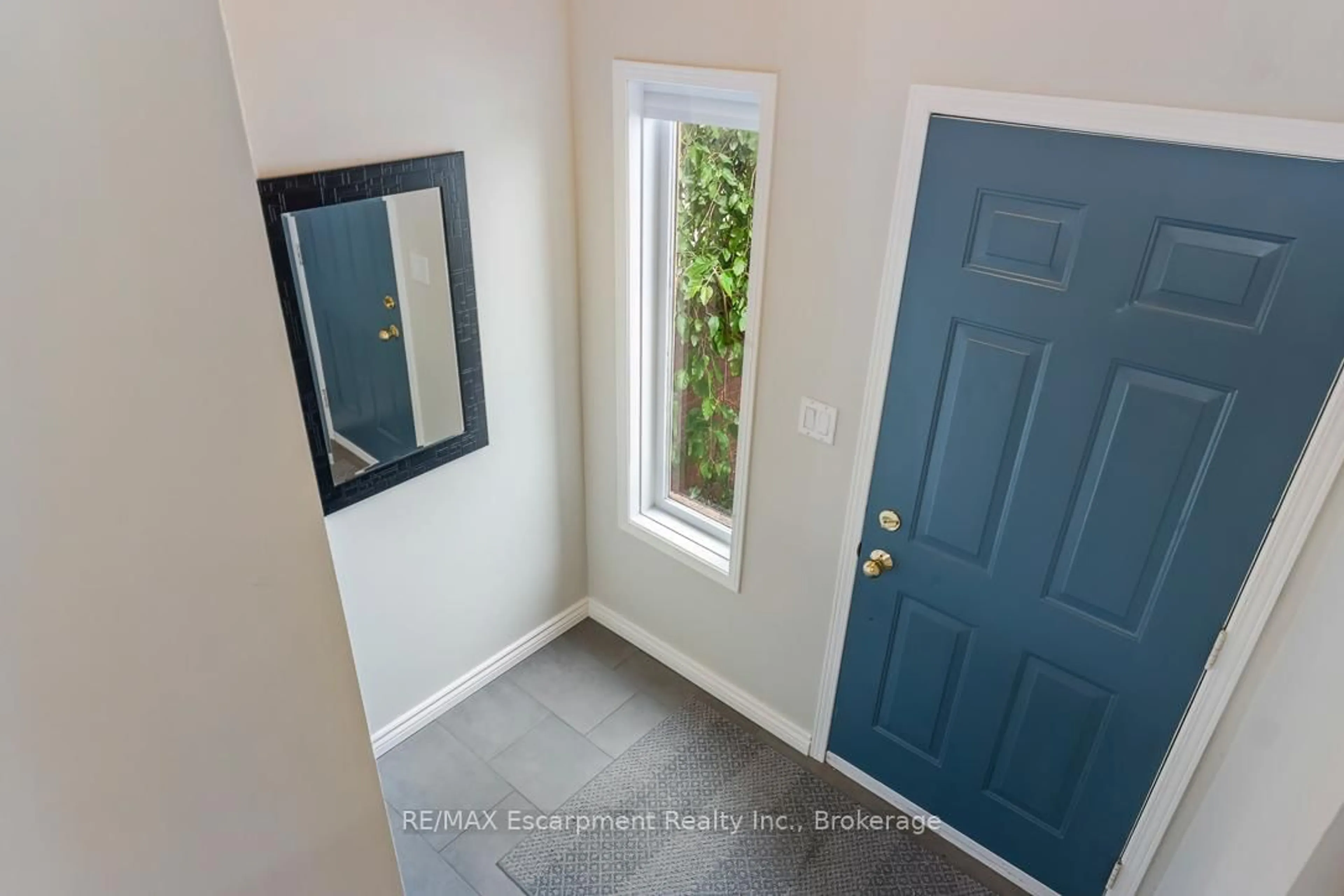 Indoor entryway for 1570 REEVES Gate #5, Oakville Ontario L6M 3J3