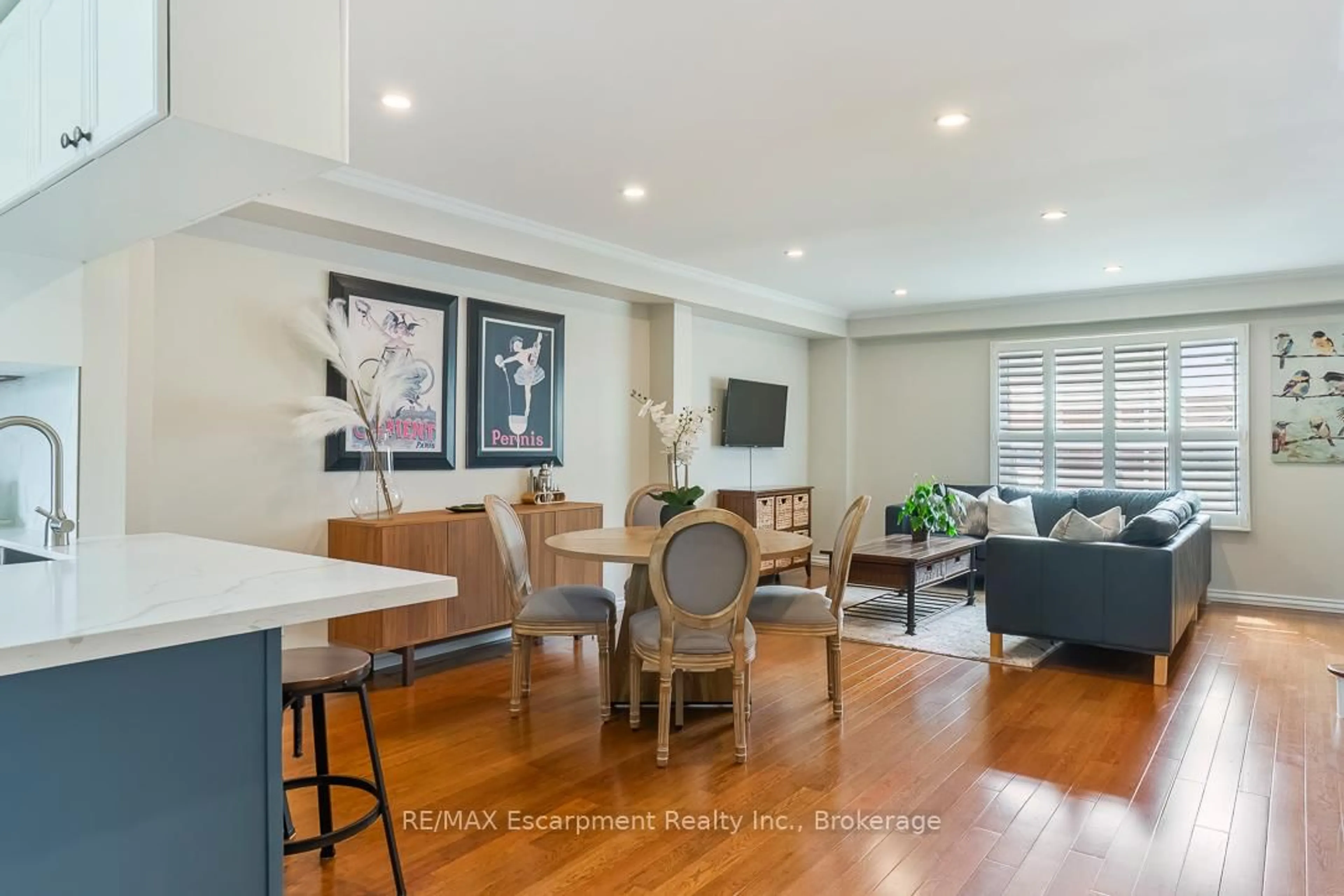 Living room with furniture, wood/laminate floor for 1570 REEVES Gate #5, Oakville Ontario L6M 3J3