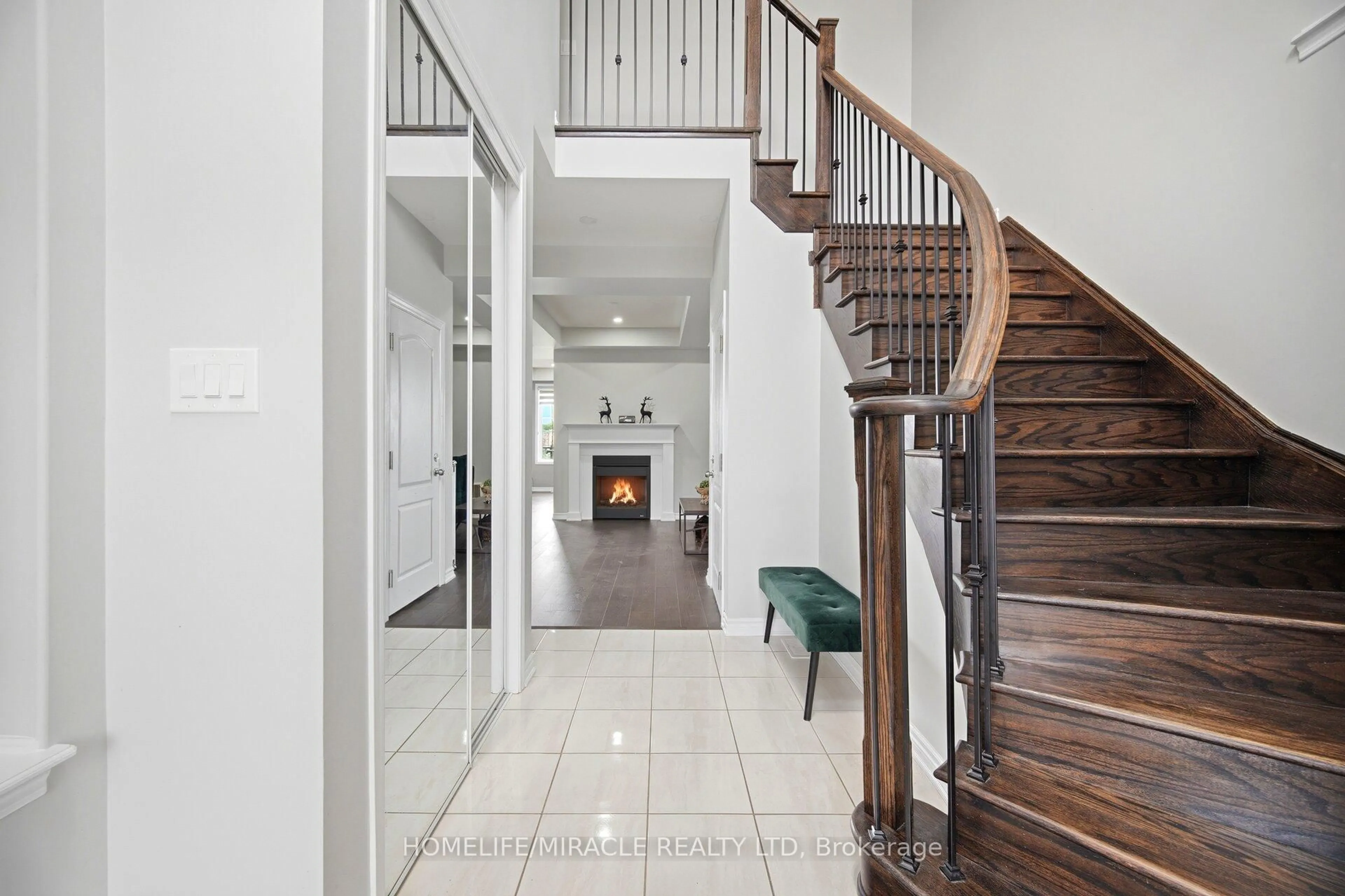 Indoor foyer for 94 Mincing Tr, Brampton Ontario L7A 4S9