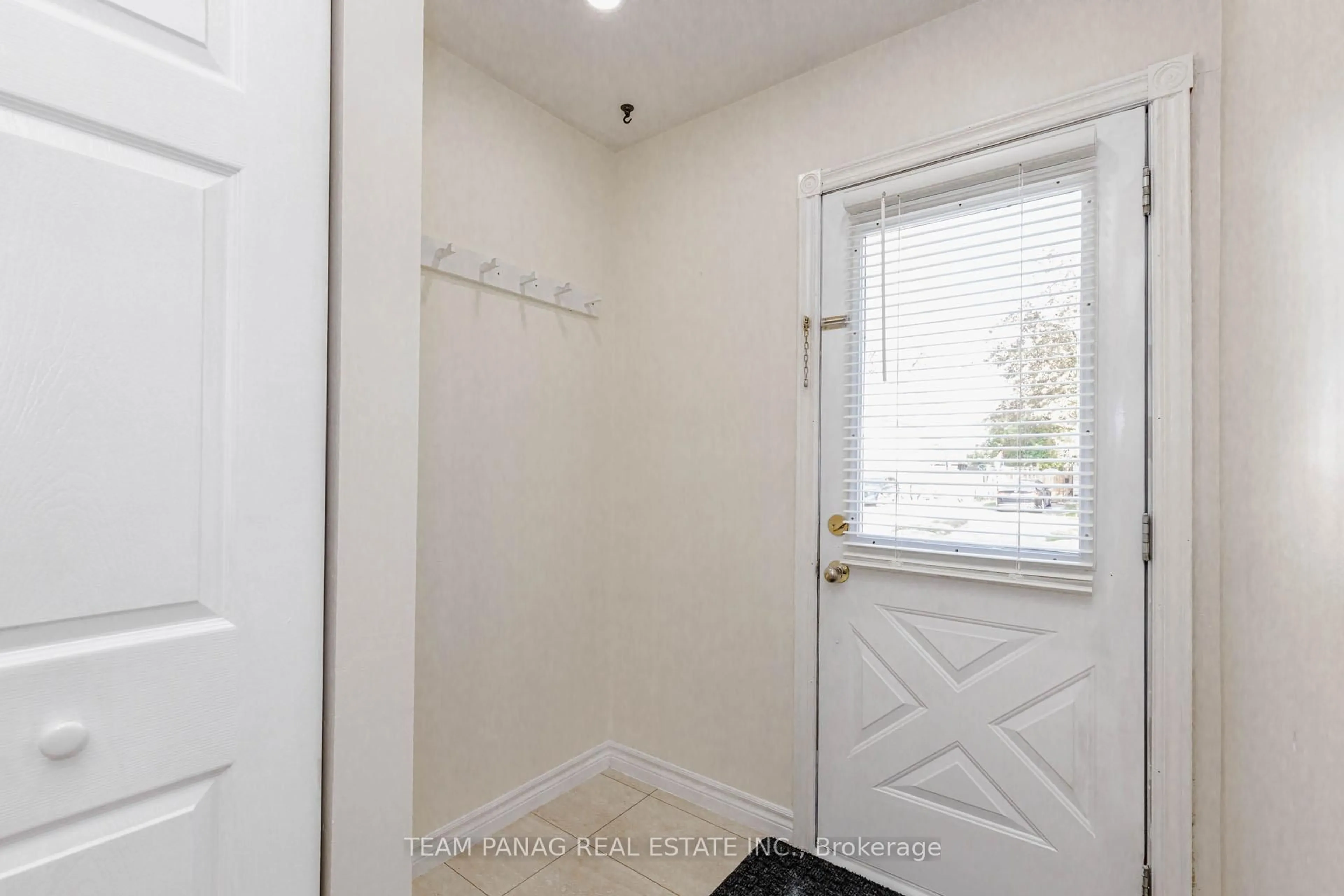 Indoor entryway for 141 Fallingdale Cres, Brampton Ontario L6T 3J5