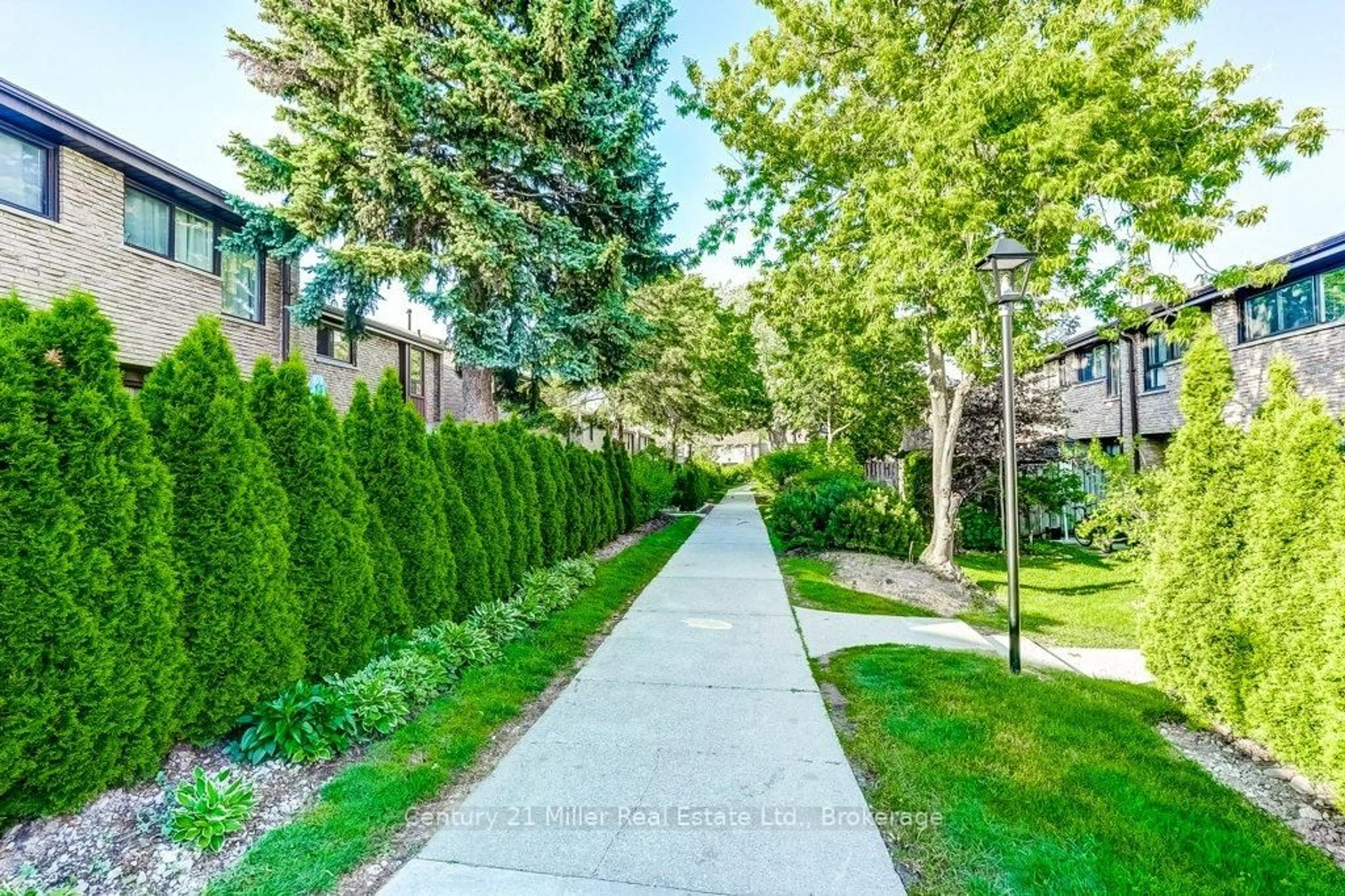 Patio, street for 2605 Woodchester Dr #36, Mississauga Ontario L5K 2E3