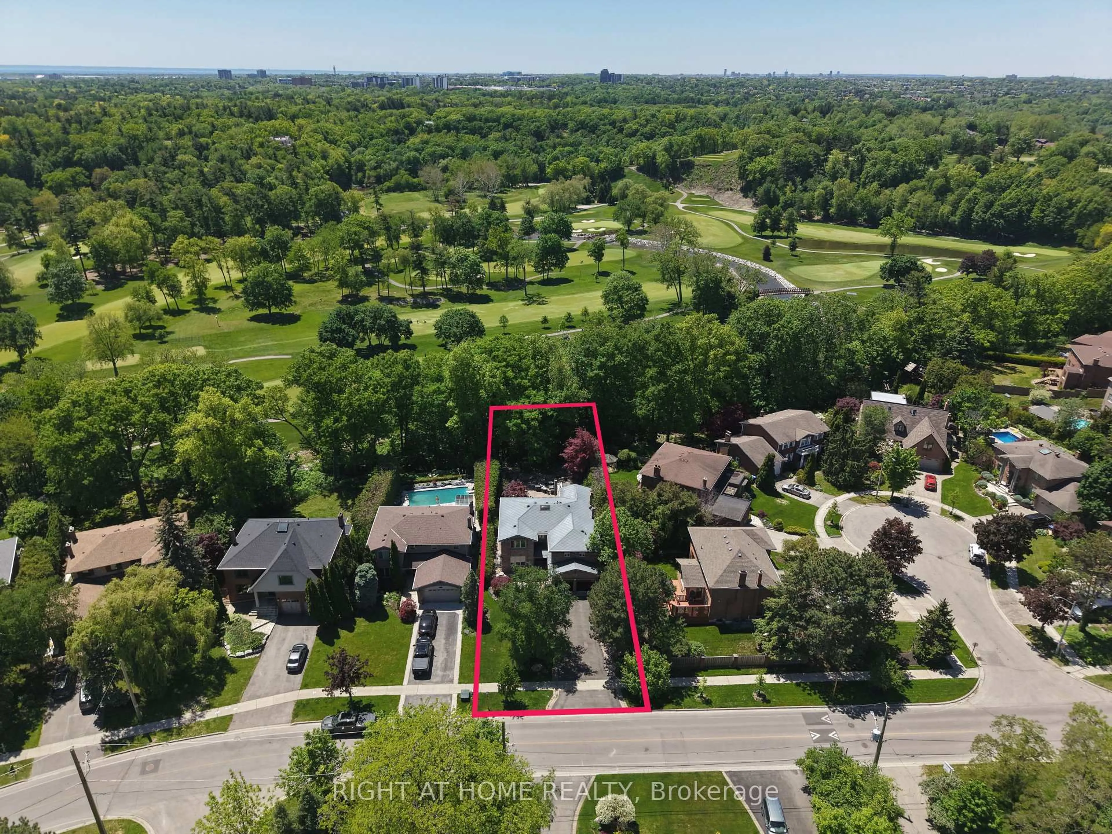 A pic from outside/outdoor area/front of a property/back of a property/a pic from drone, unknown for 2428 Old Carriage Rd, Mississauga Ontario L5C 3G4