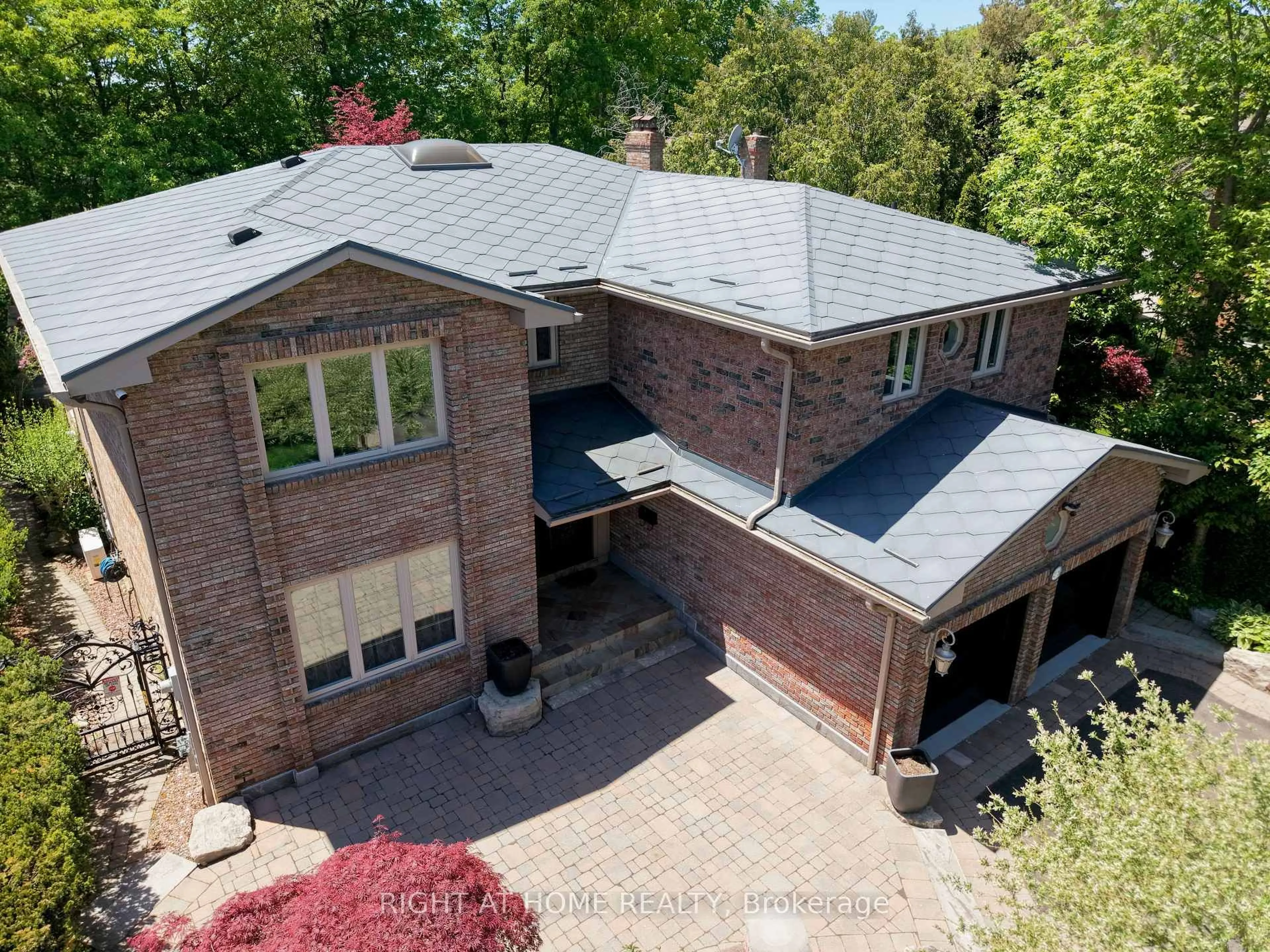 A pic from outside/outdoor area/front of a property/back of a property/a pic from drone, building for 2428 Old Carriage Rd, Mississauga Ontario L5C 3G4