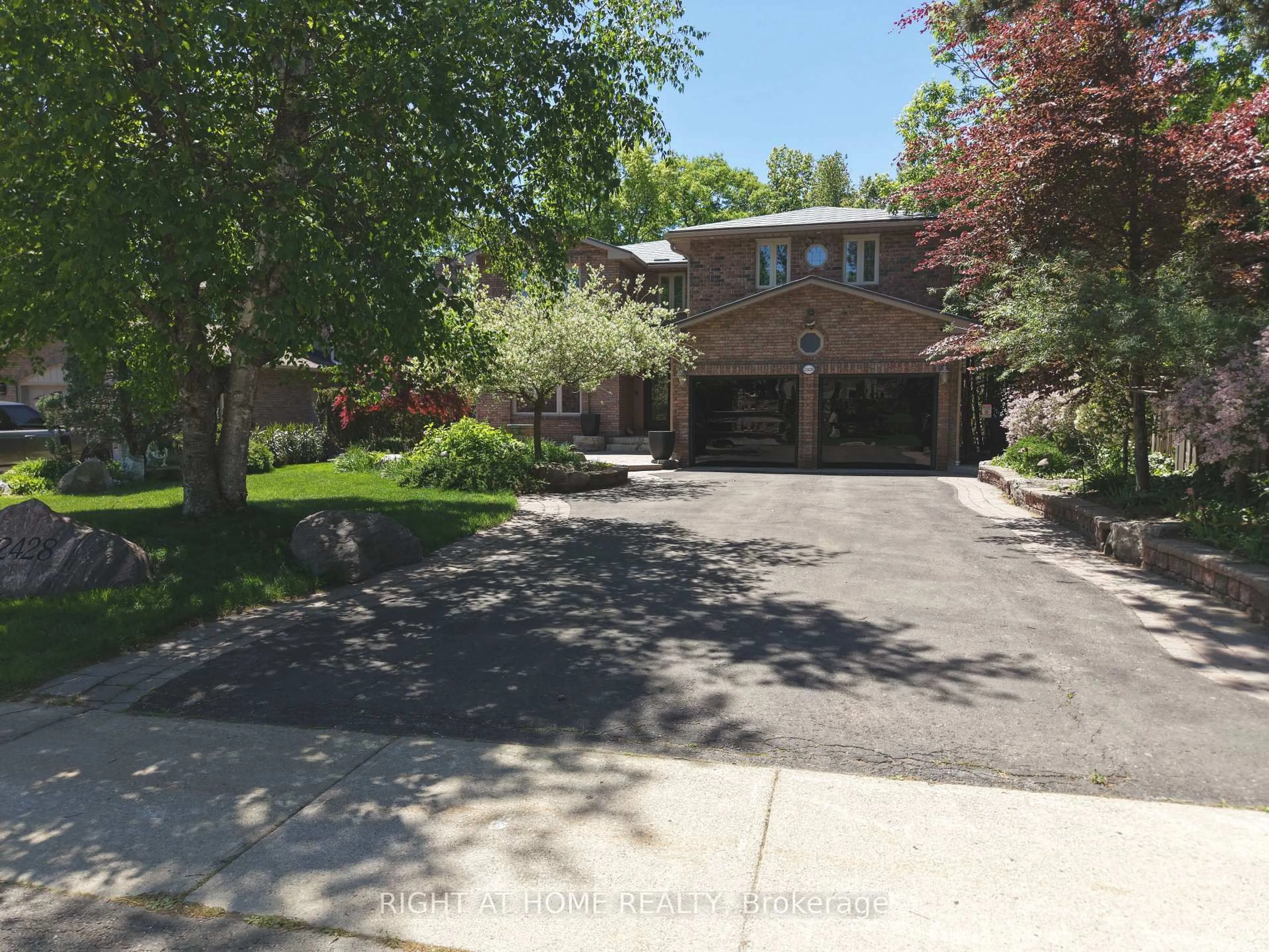 A pic from outside/outdoor area/front of a property/back of a property/a pic from drone, street for 2428 Old Carriage Rd, Mississauga Ontario L5C 3G4