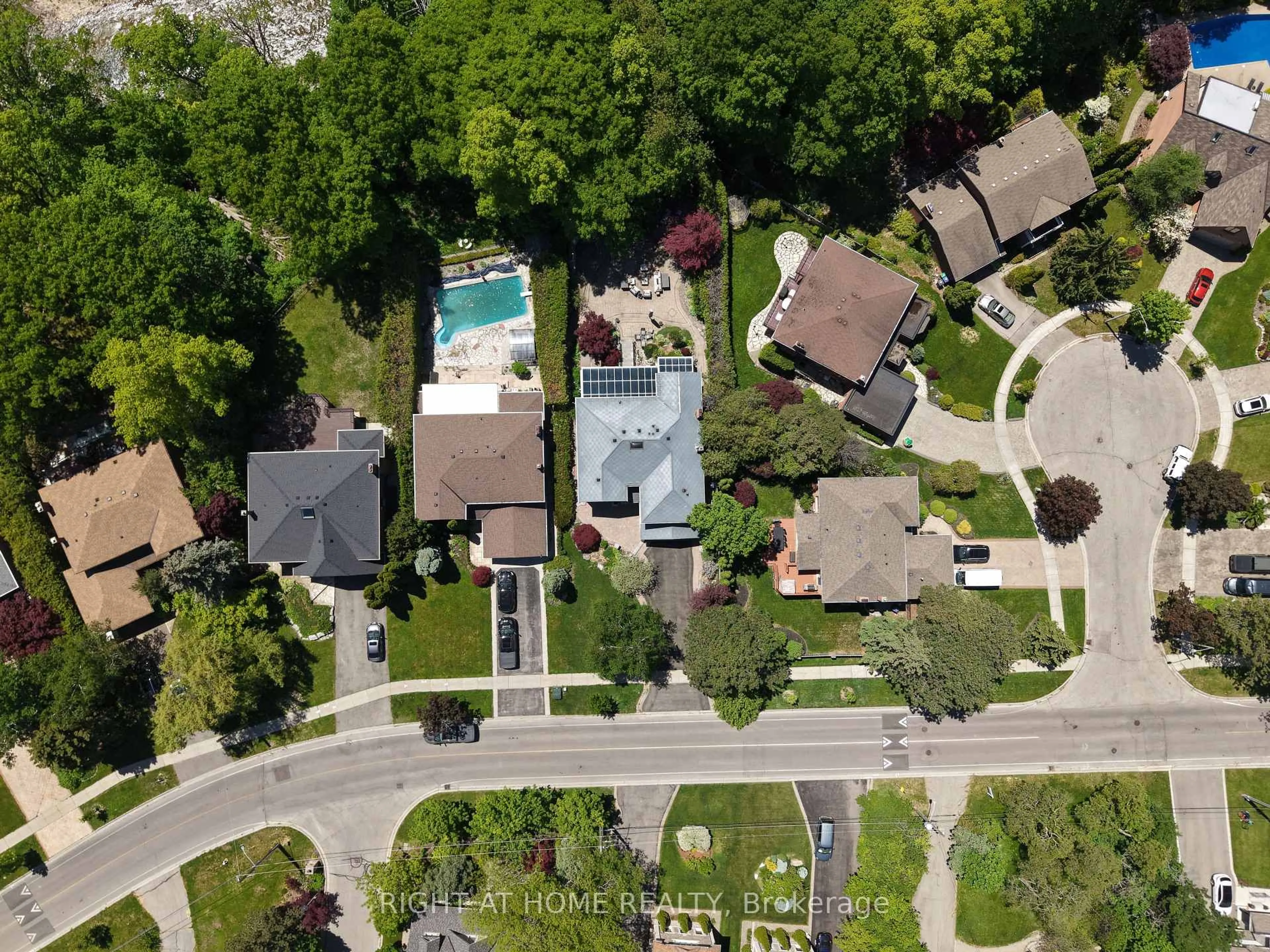 A pic from outside/outdoor area/front of a property/back of a property/a pic from drone, street for 2428 Old Carriage Rd, Mississauga Ontario L5C 3G4