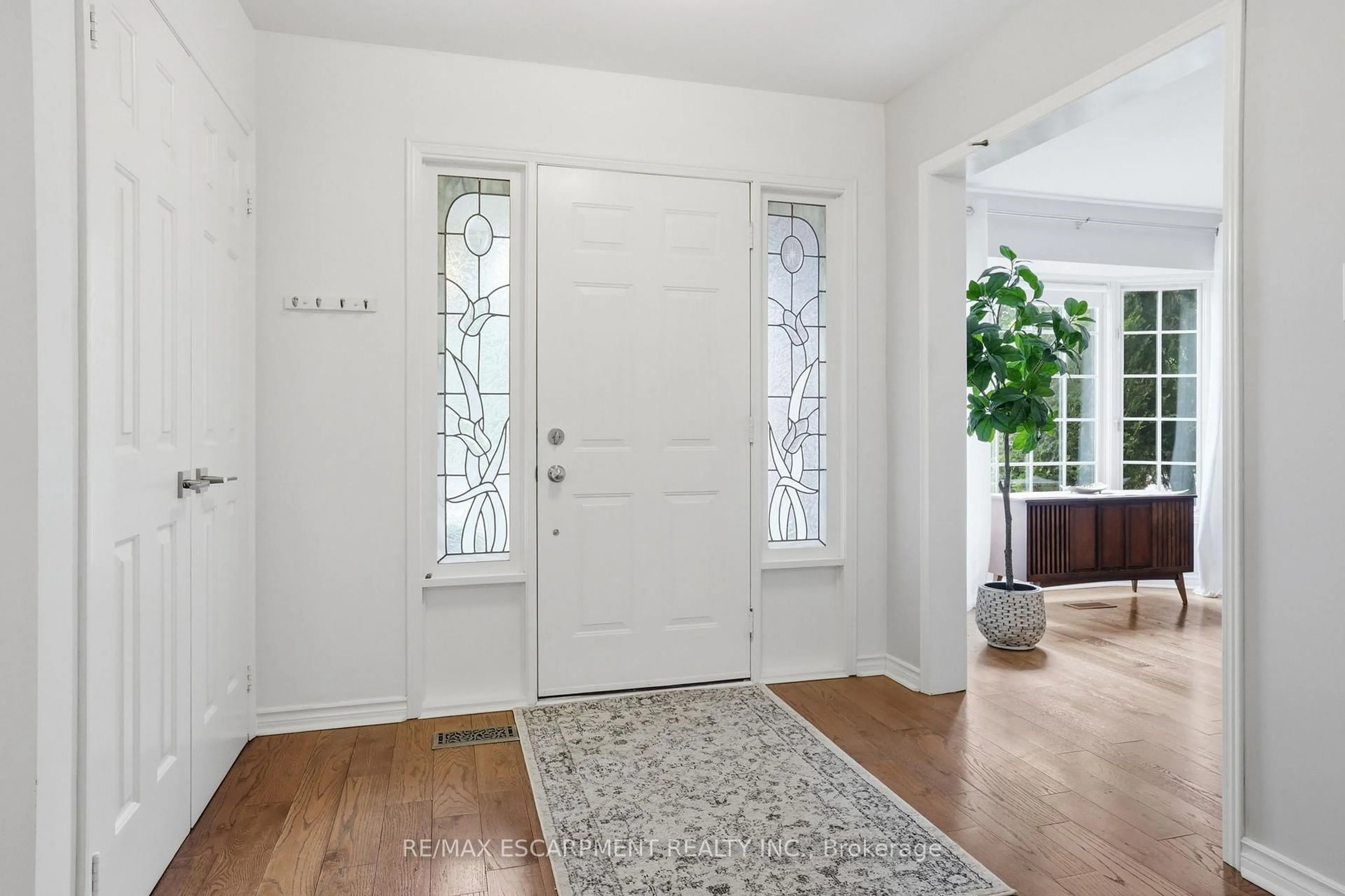 Indoor entryway for 133 Warner Dr, Oakville Ontario L6L 6G7