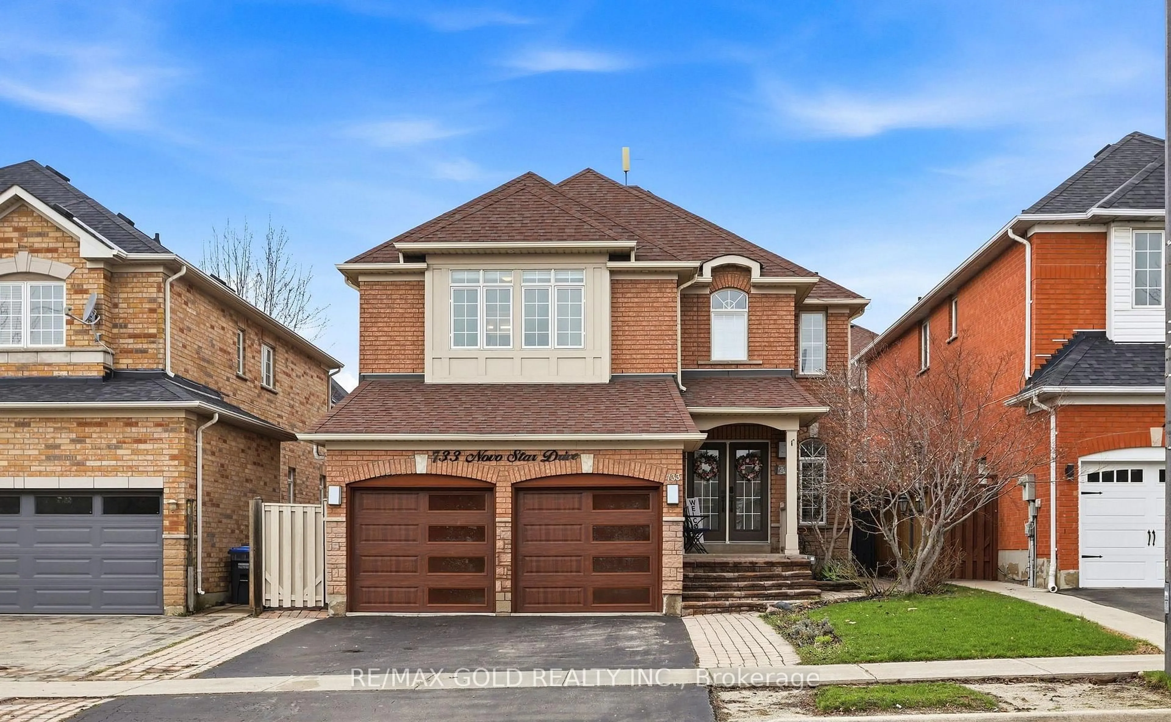 Home with brick exterior material, street for 733 Novo Star Dr, Mississauga Ontario L5W 1C7
