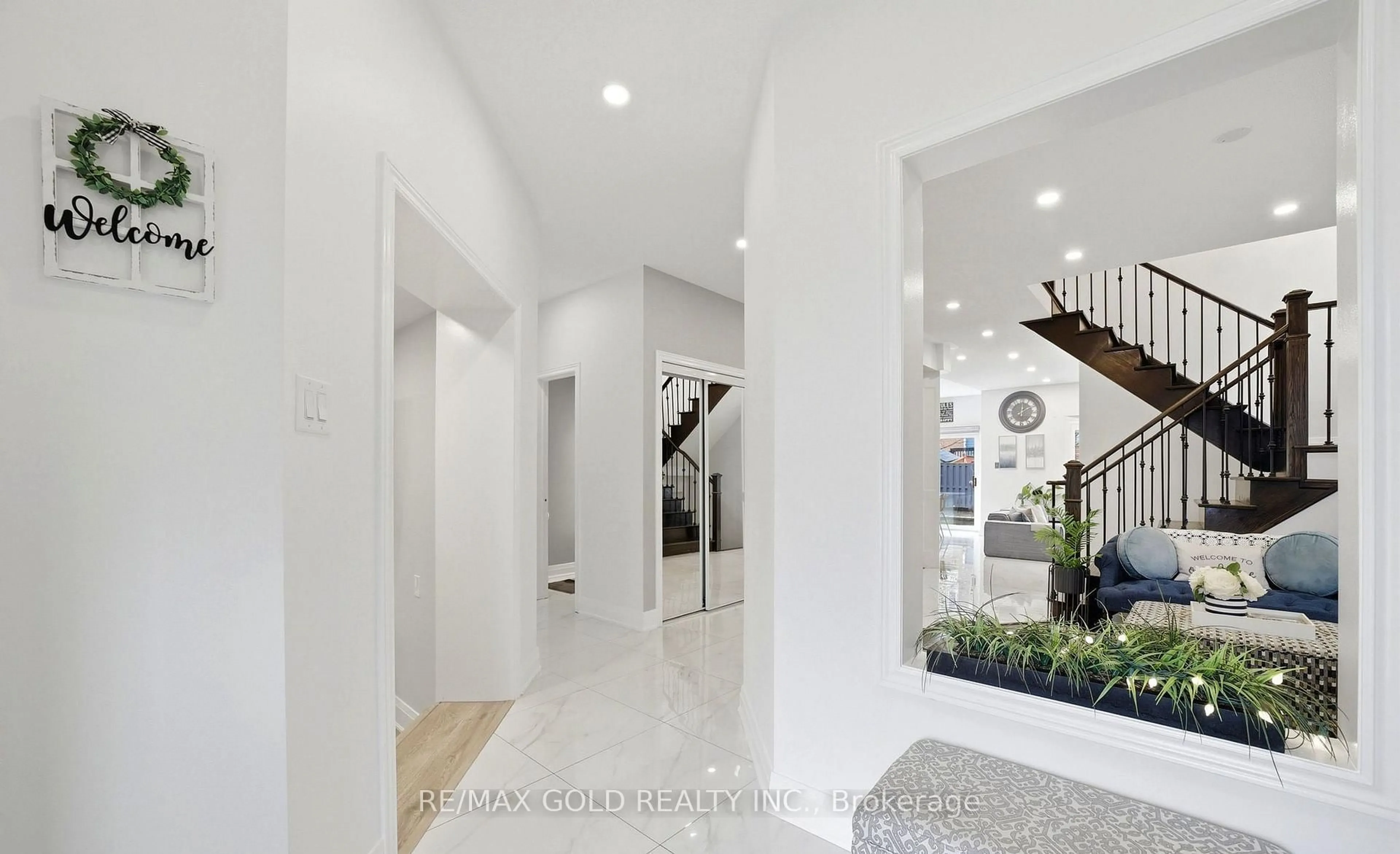 Indoor entryway for 733 Novo Star Dr, Mississauga Ontario L5W 1C7