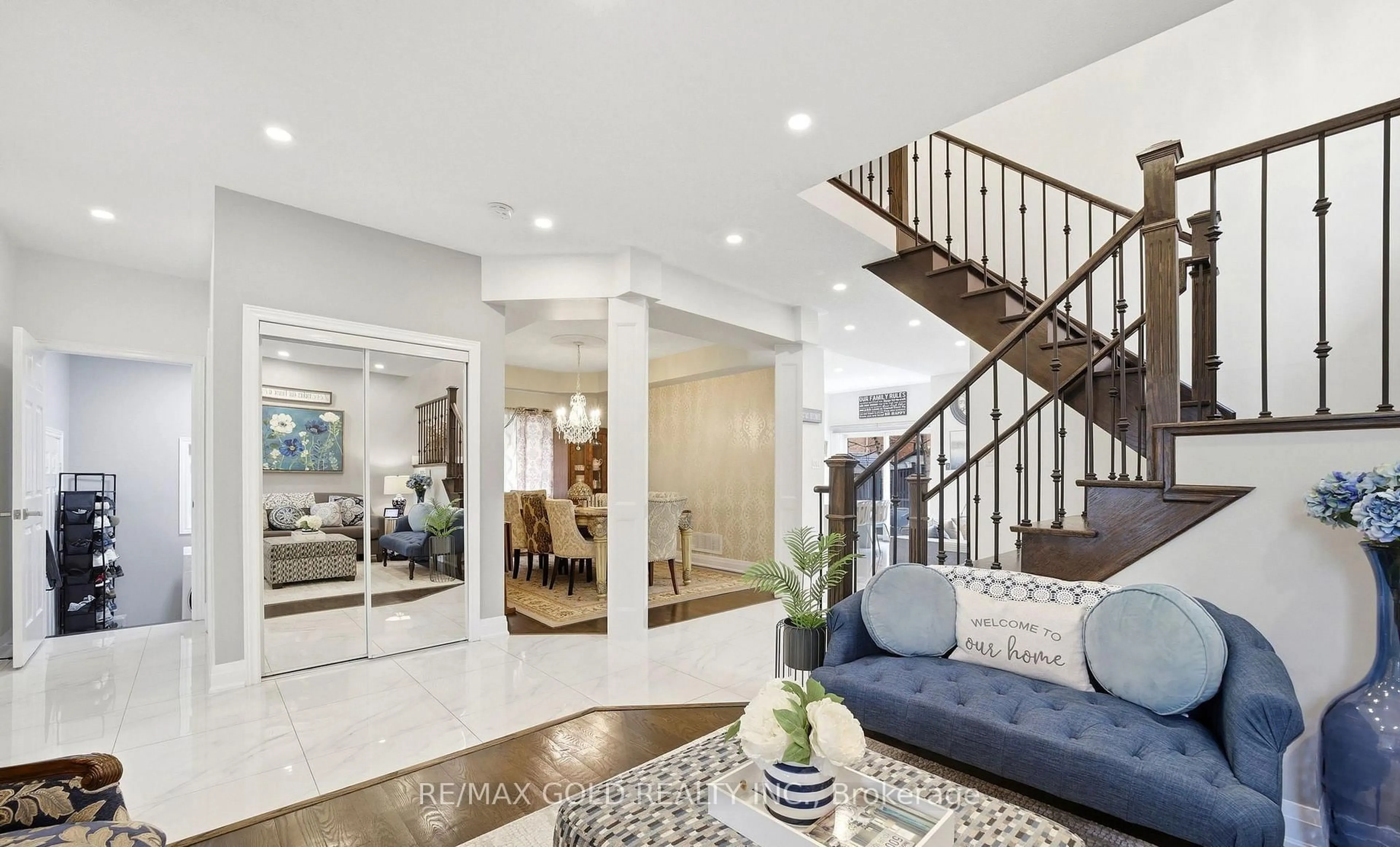 Indoor entryway for 733 Novo Star Dr, Mississauga Ontario L5W 1C7