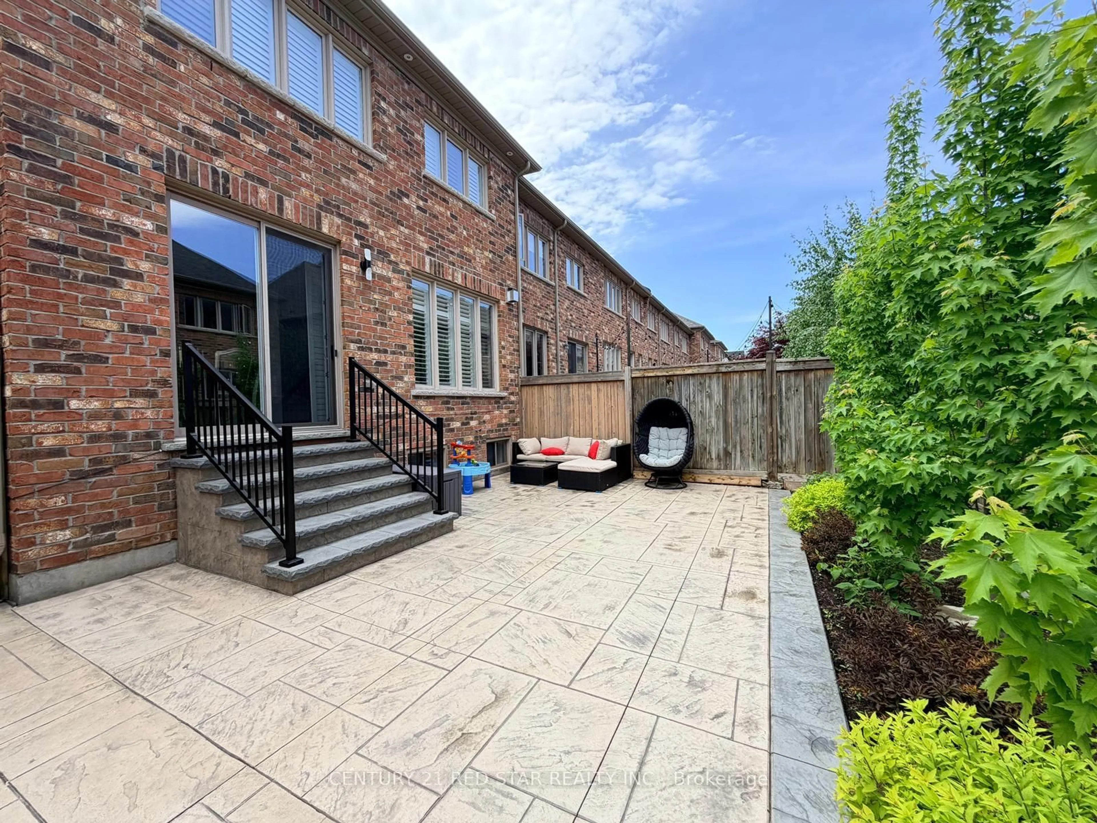 A pic from outside/outdoor area/front of a property/back of a property/a pic from drone, street for 2416 Village Common, Oakville Ontario L6M 0S2