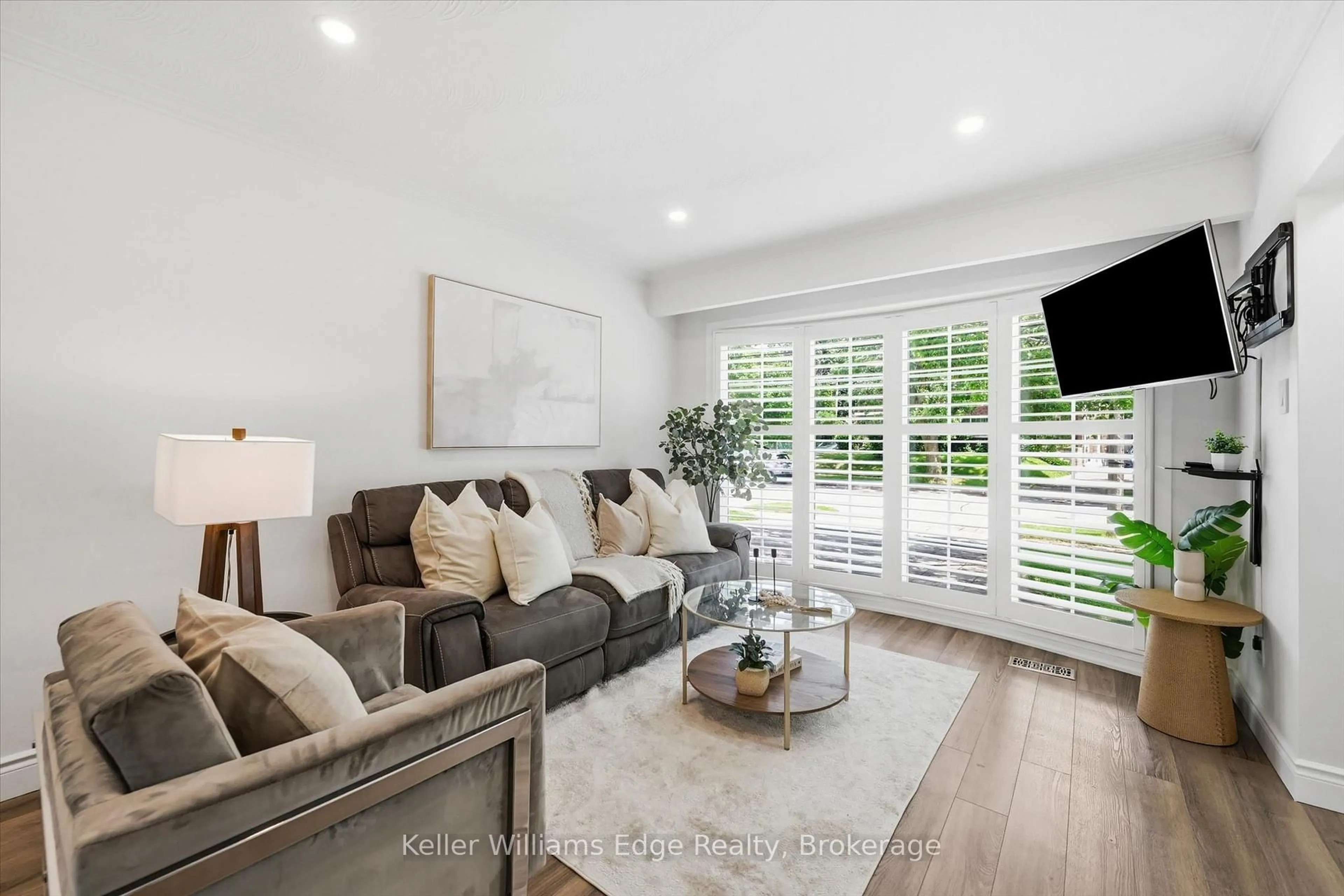 Living room with furniture, unknown for 4493 Bennett Rd, Burlington Ontario L7L 1Y5