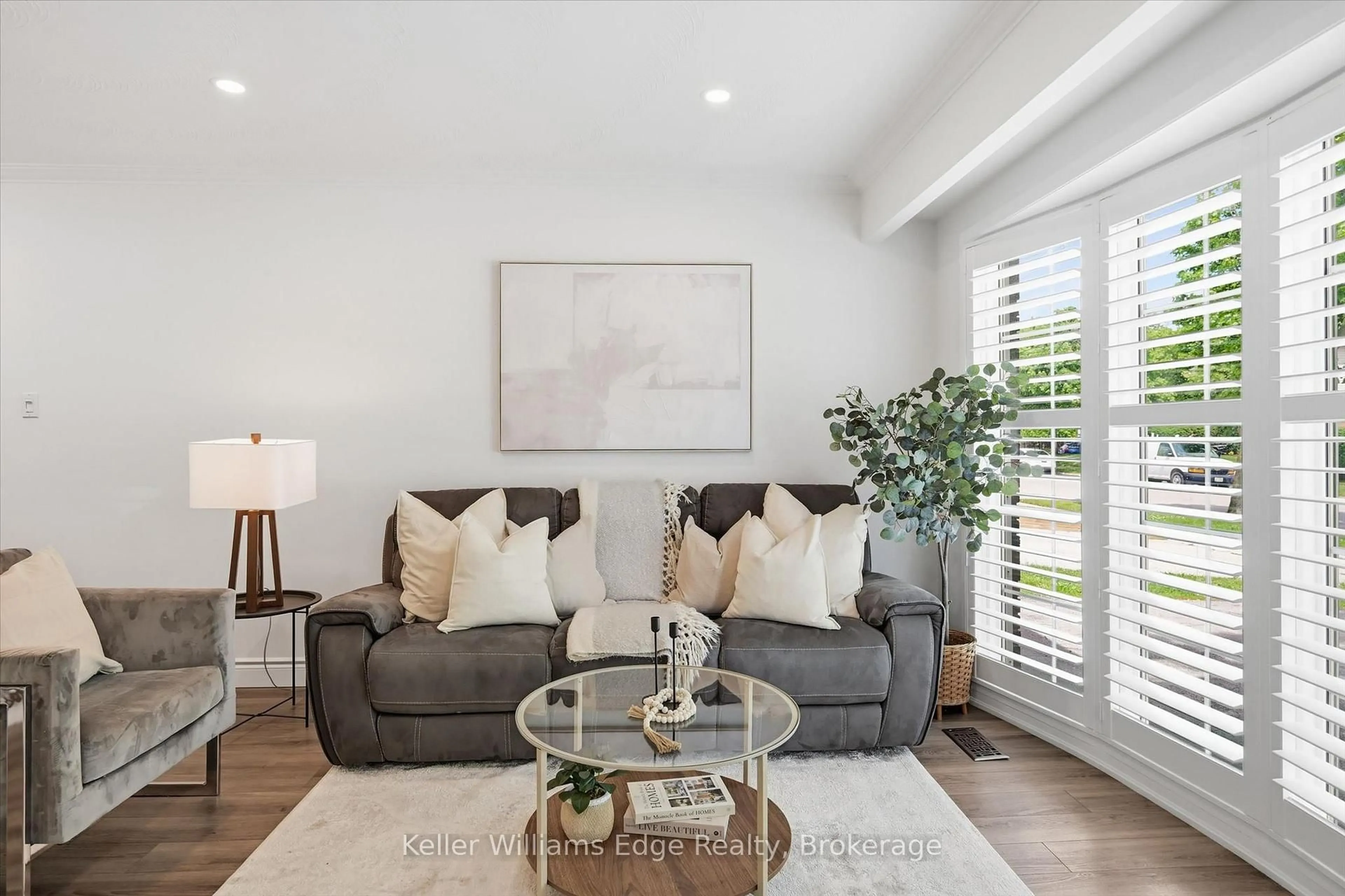 Living room with furniture, unknown for 4493 Bennett Rd, Burlington Ontario L7L 1Y5