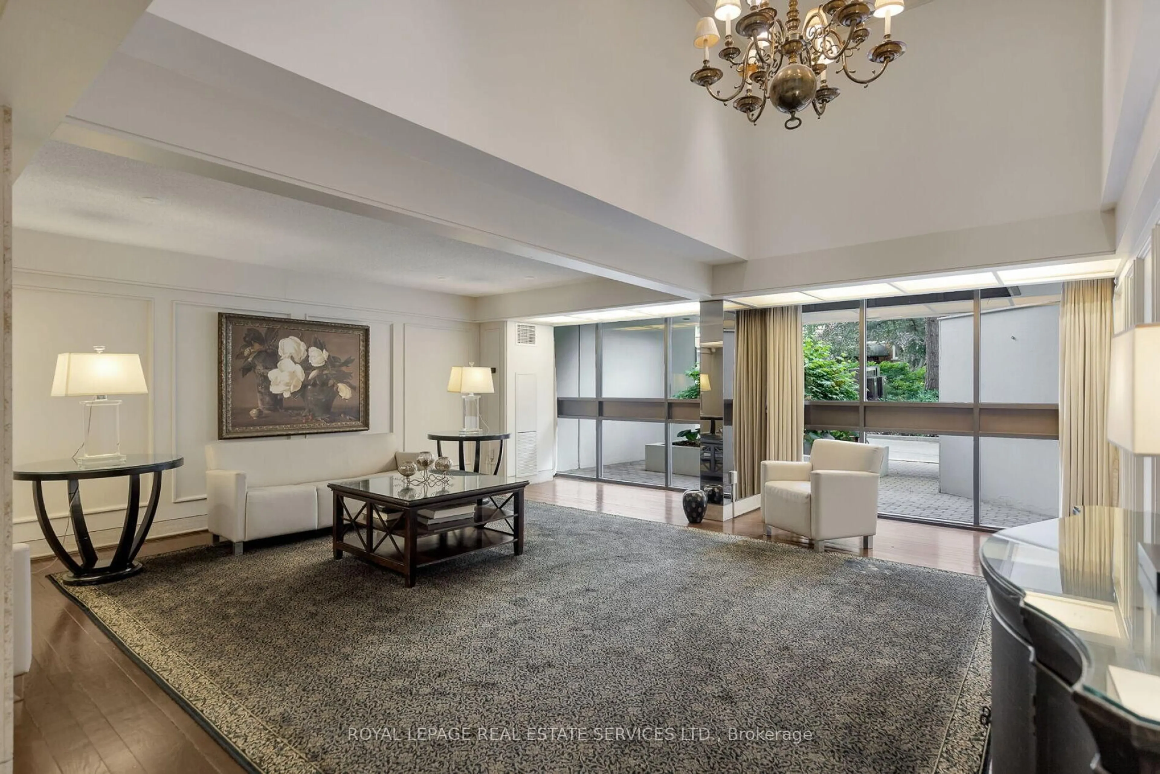 Indoor foyer for 100 Quebec Ave #401, Toronto Ontario M6P 4B8