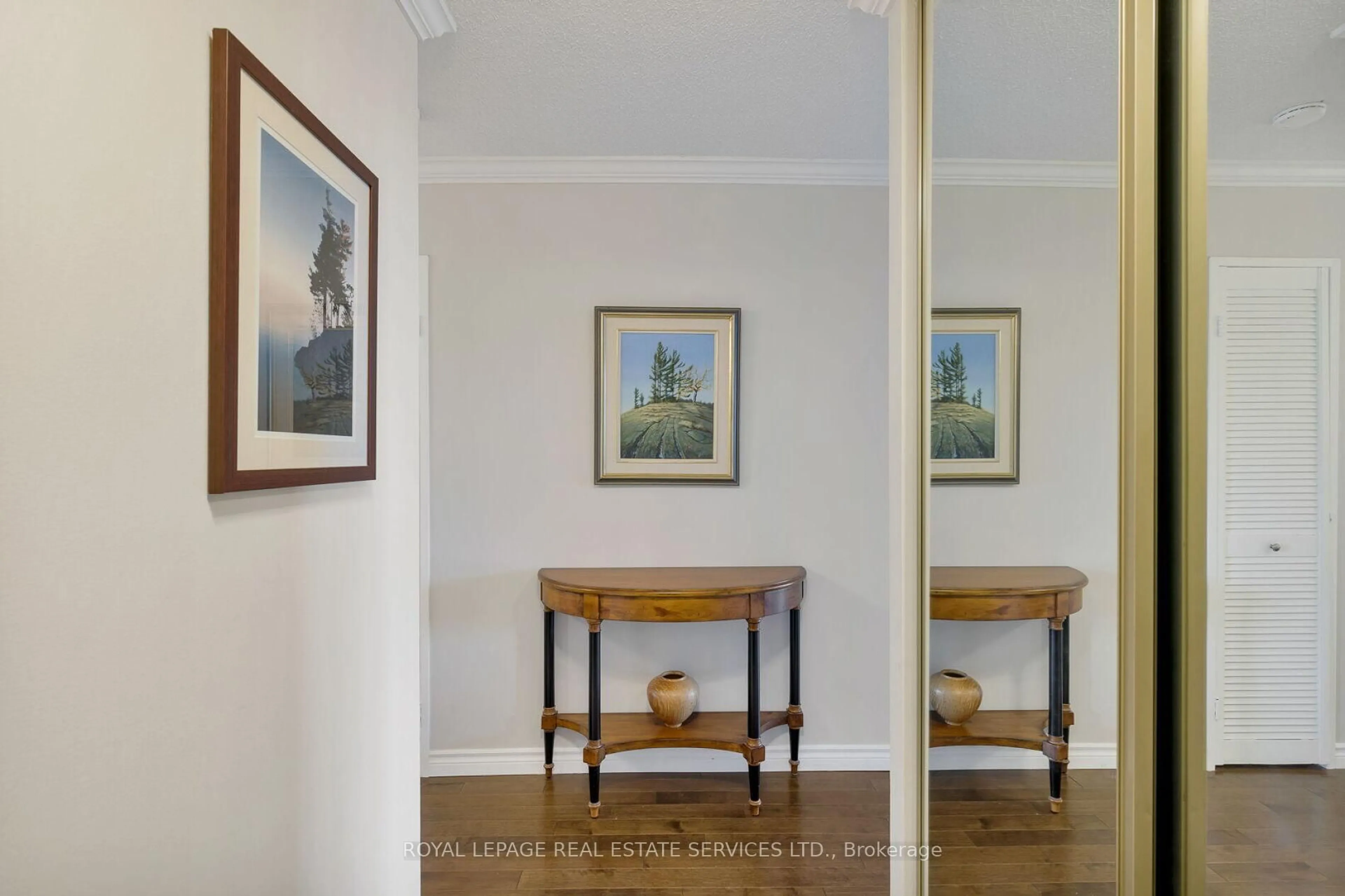 Indoor foyer for 100 Quebec Ave #401, Toronto Ontario M6P 4B8
