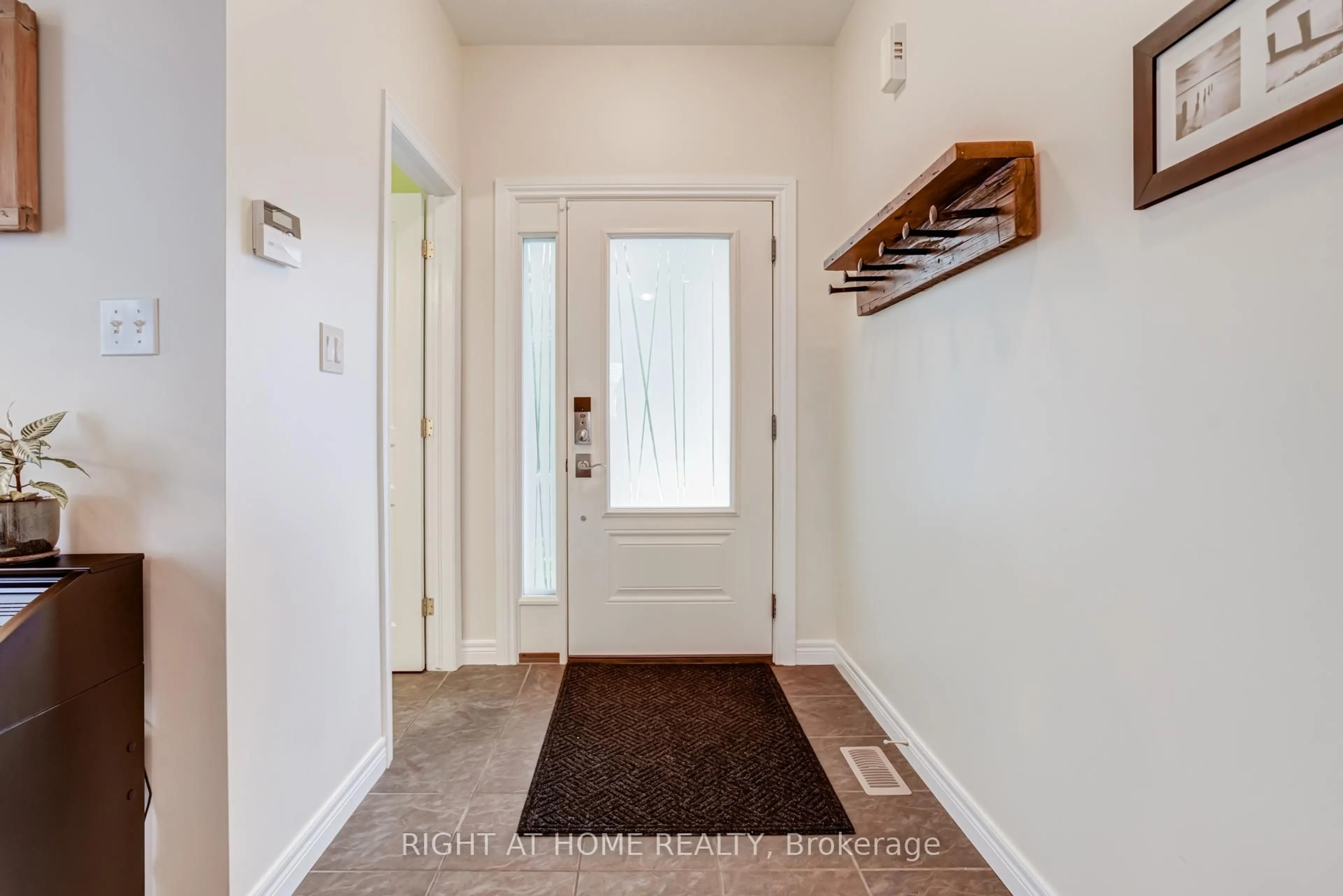 Indoor entryway for 2334 Norland Dr, Burlington Ontario L7L 7E6
