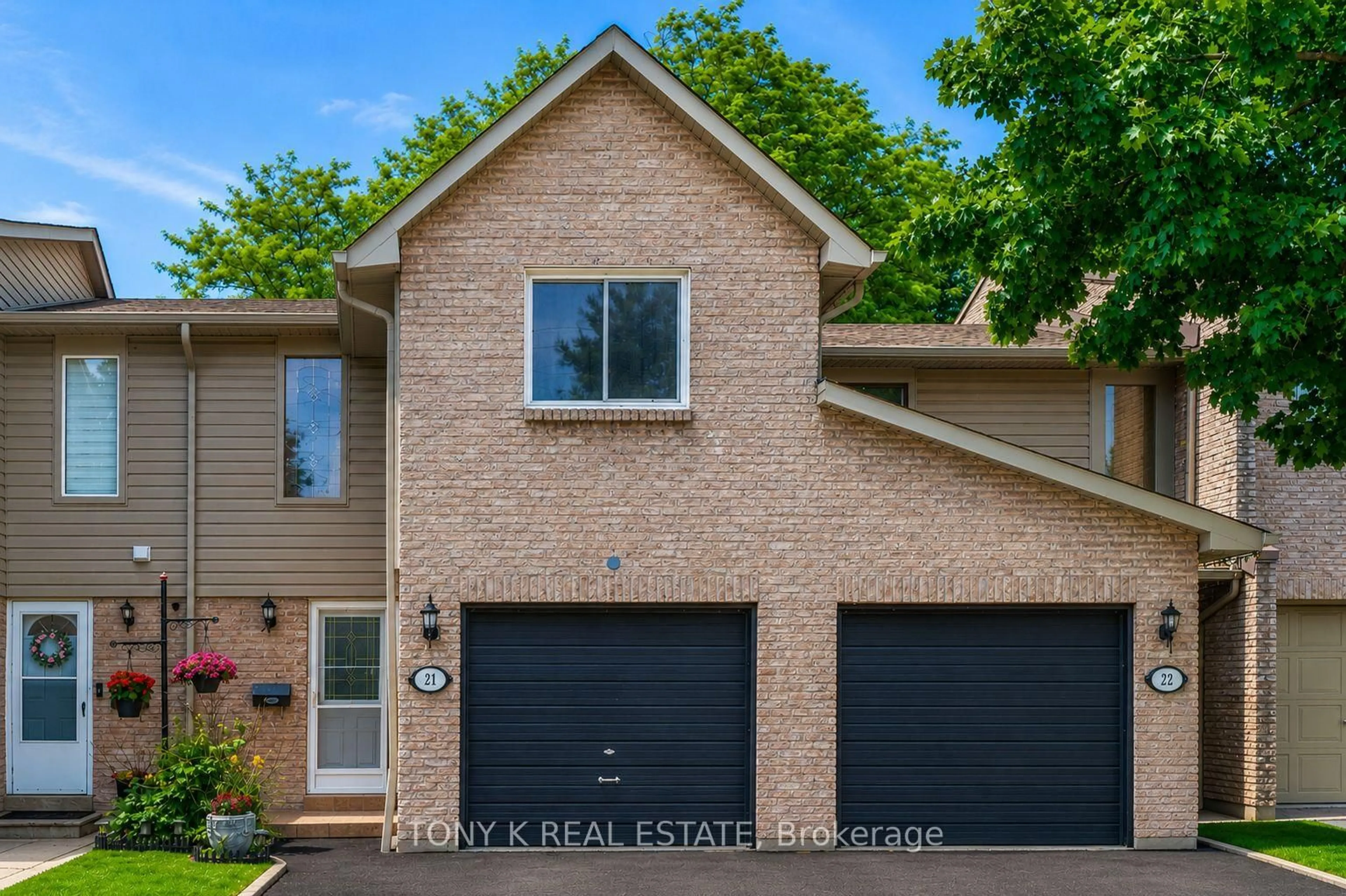 Home with brick exterior material, street for 2035 Asta Dr #21, Mississauga Ontario L5A 3Y2