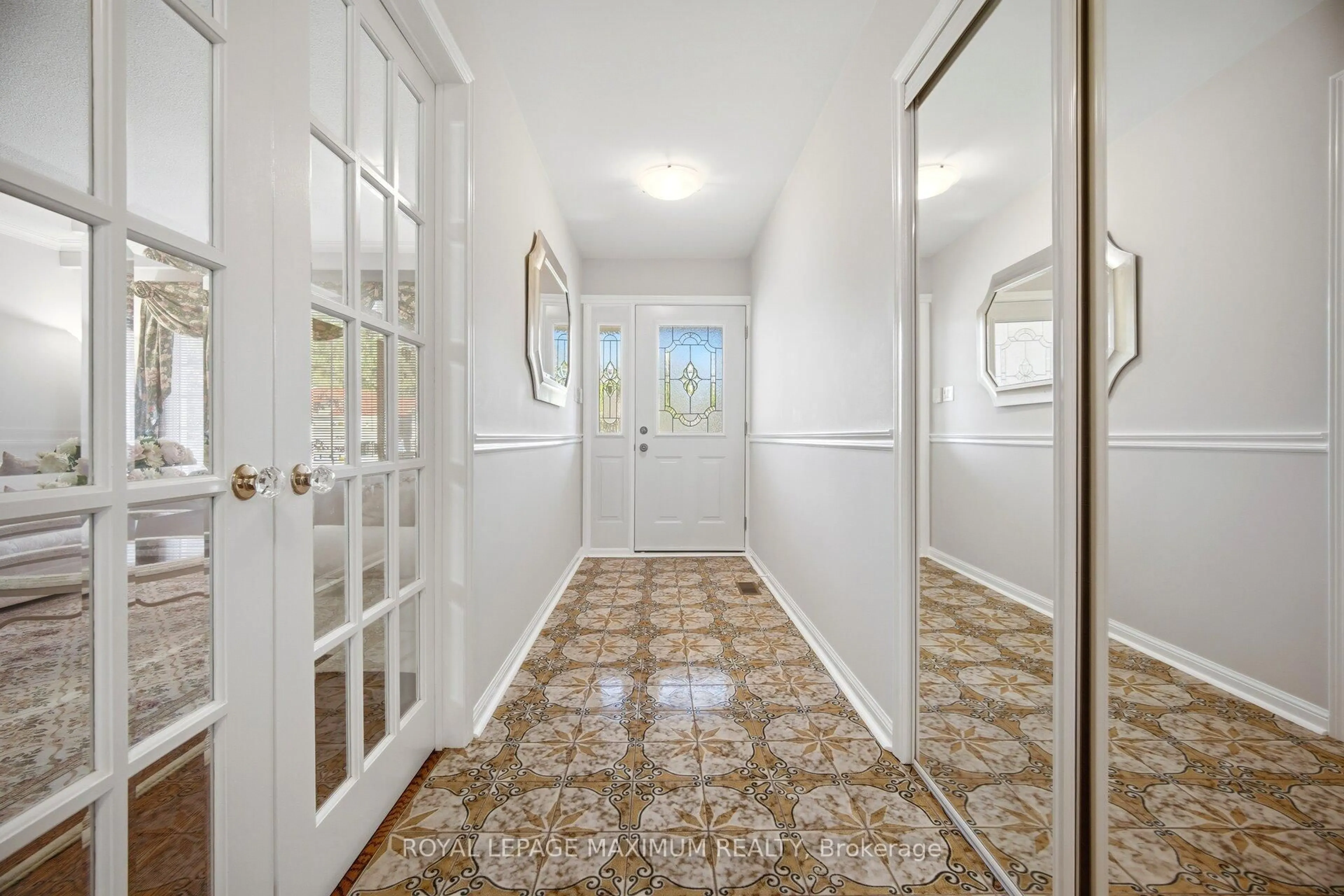 Indoor entryway for 255 John St, Toronto Ontario M9N 1K1