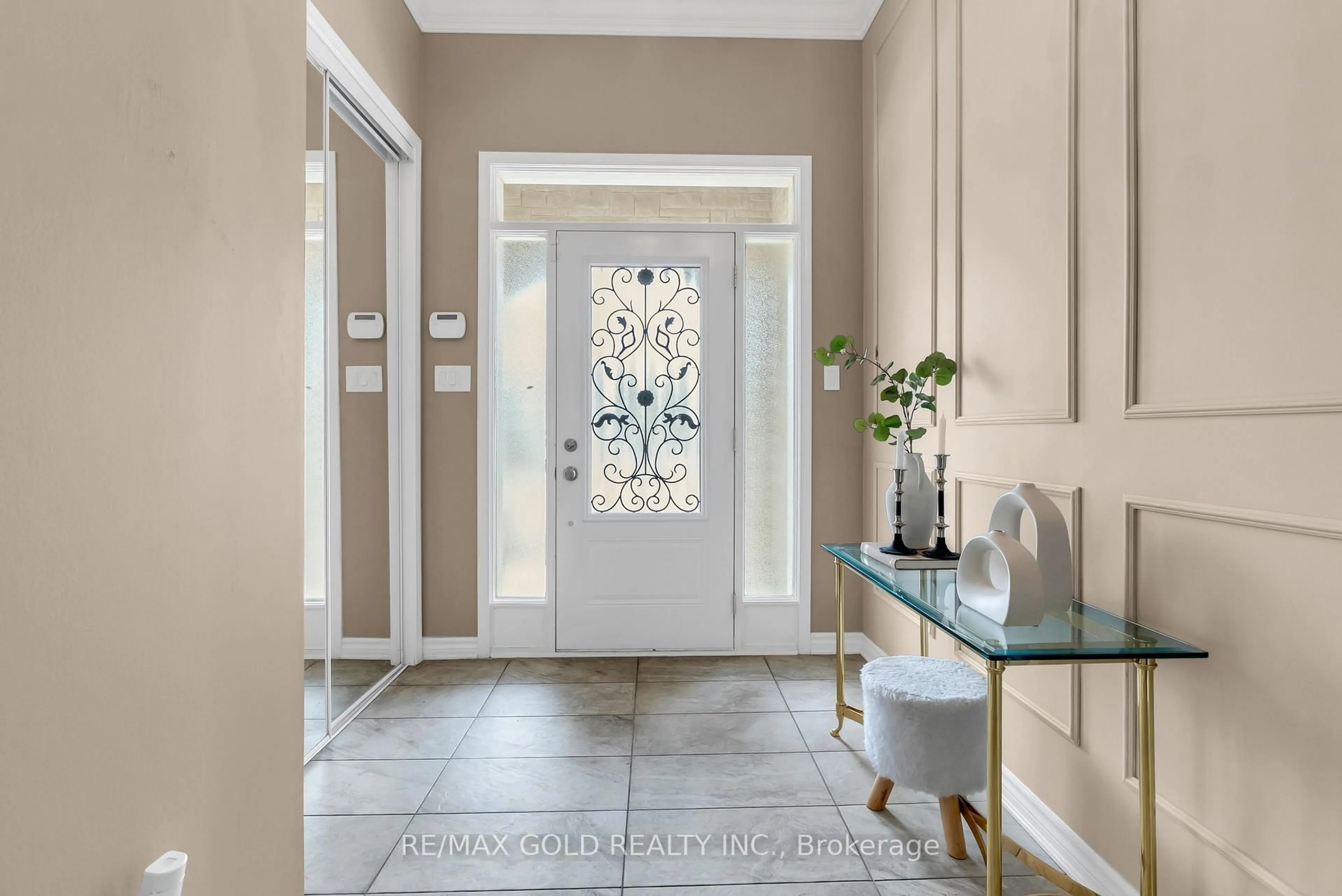 Indoor entryway for 377 Etheridge Ave, Milton Ontario L9E 0A5