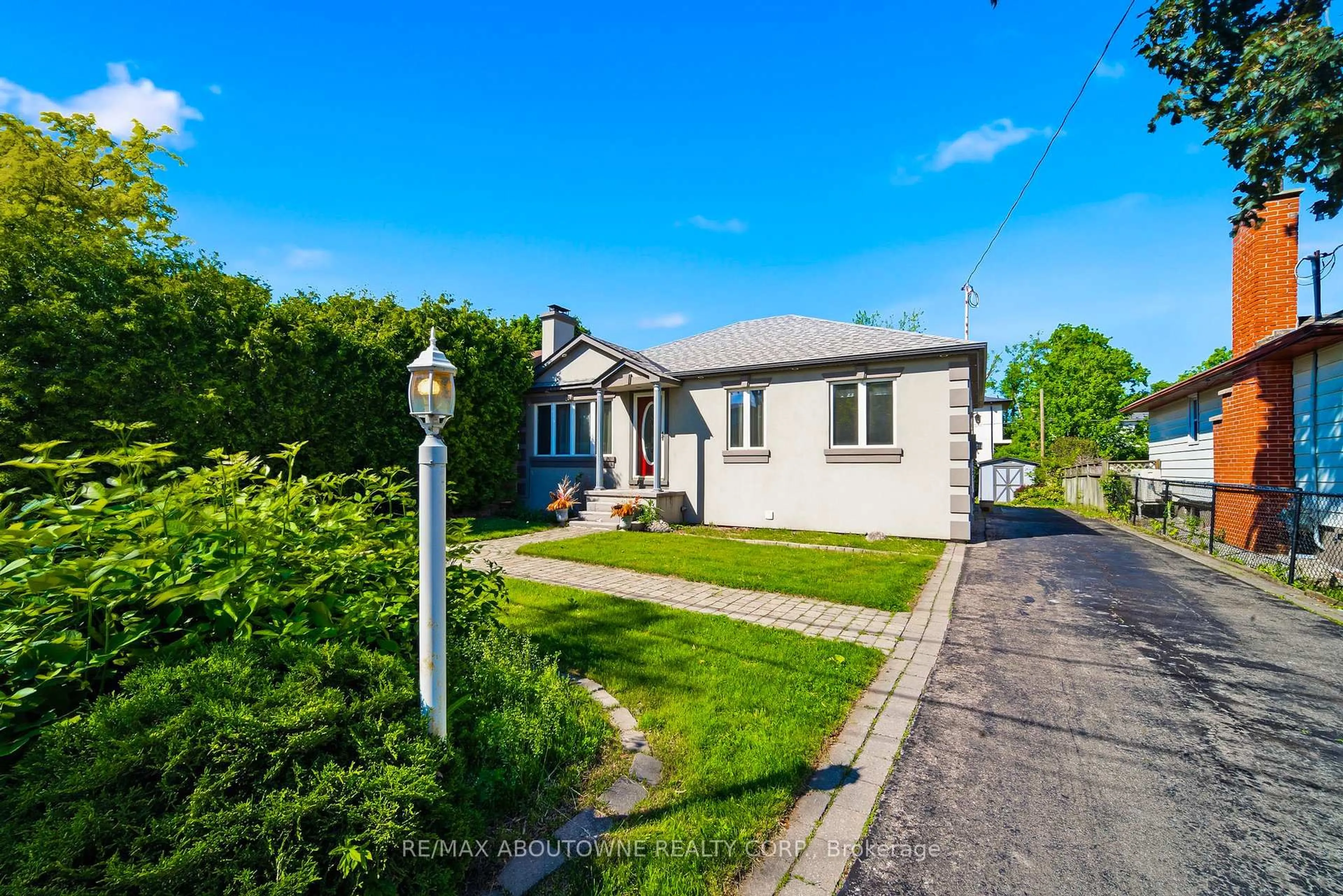A pic from outside/outdoor area/front of a property/back of a property/a pic from drone, street for 253 Maurice Dr, Oakville Ontario L6K 2X2
