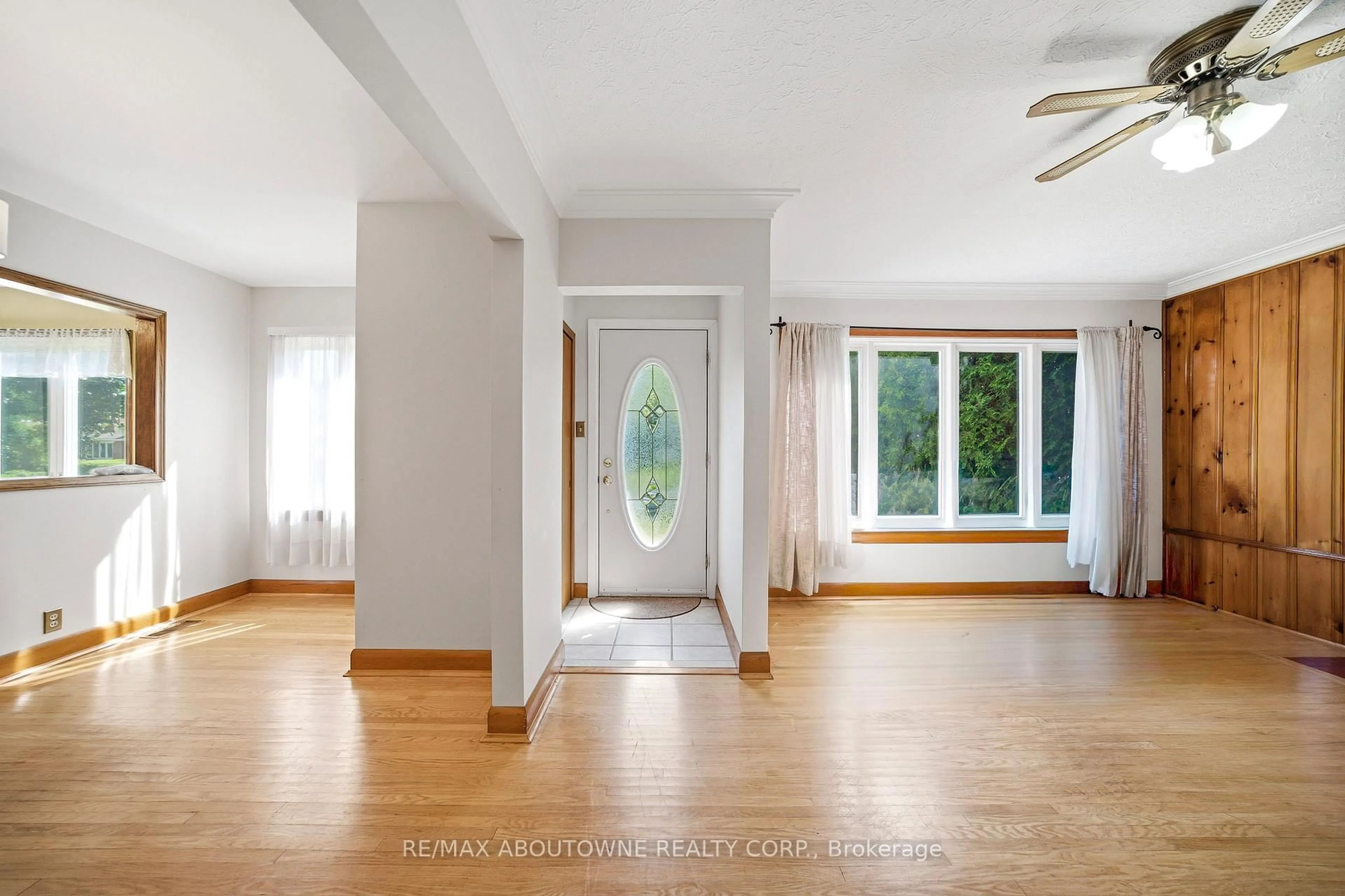 Indoor entryway for 253 Maurice Dr, Oakville Ontario L6K 2X2
