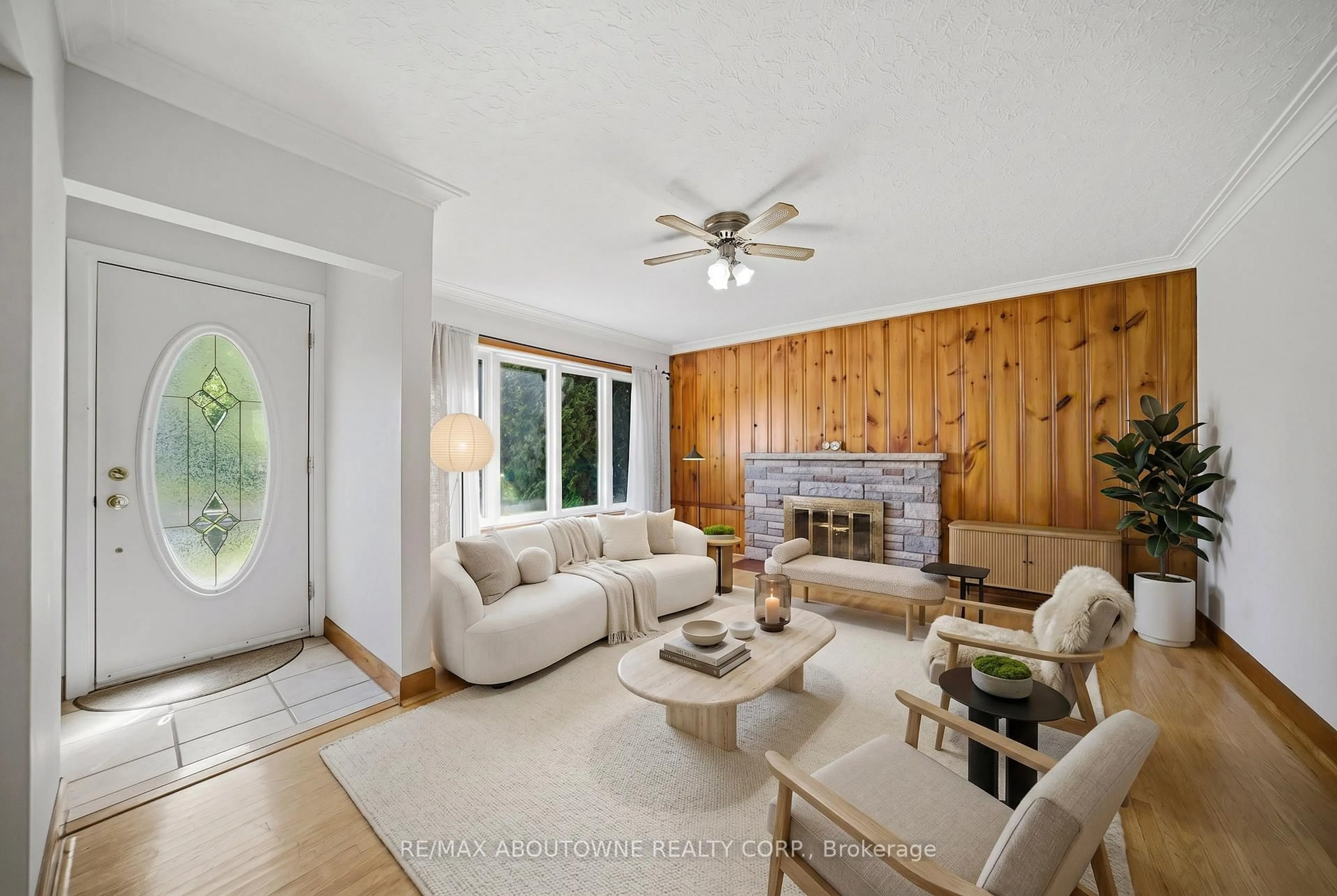 Living room with furniture, unknown for 253 Maurice Dr, Oakville Ontario L6K 2X2