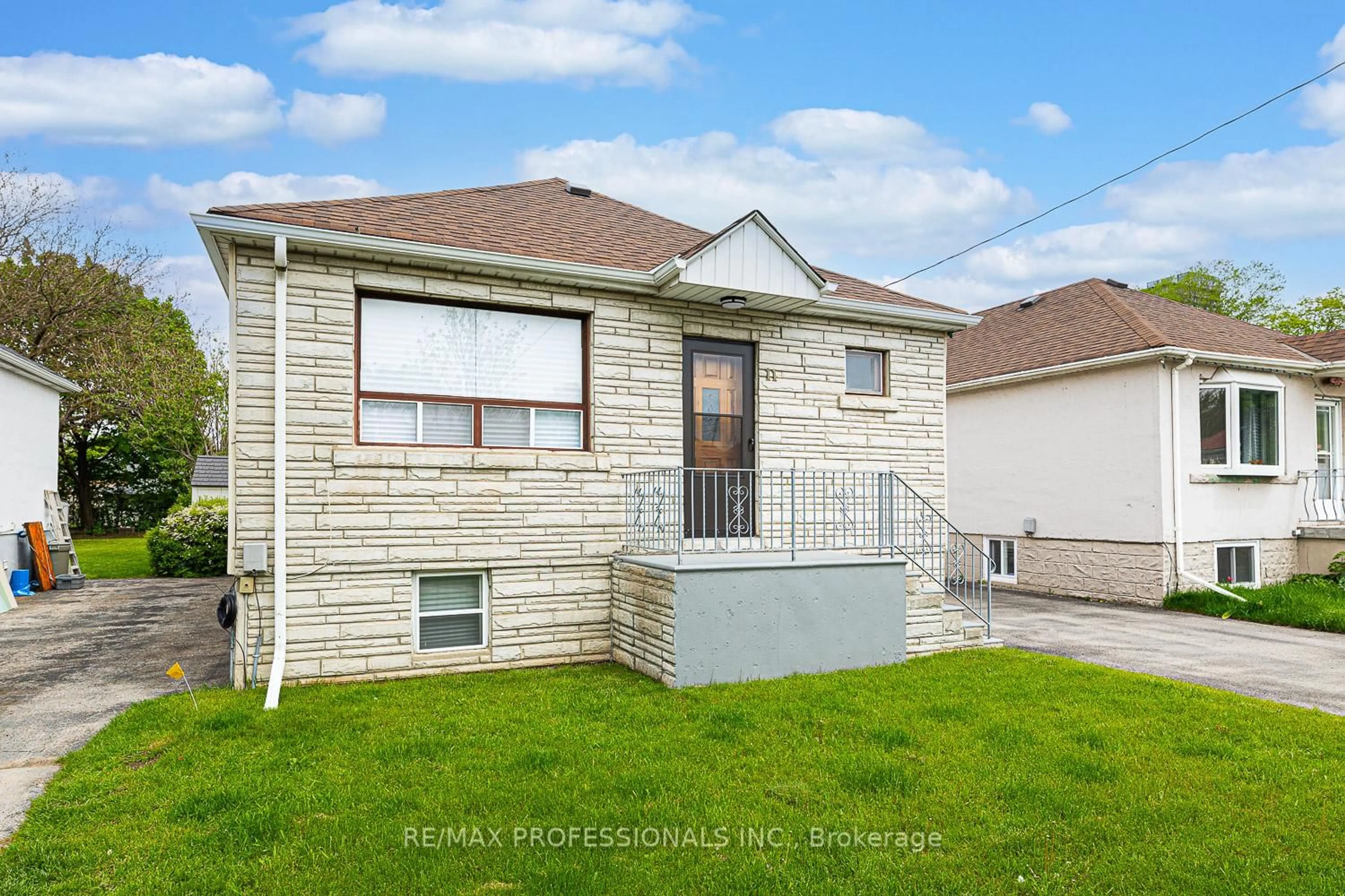 Home with vinyl exterior material, unknown for 11 Stock Ave, Toronto Ontario M8Z 5C3