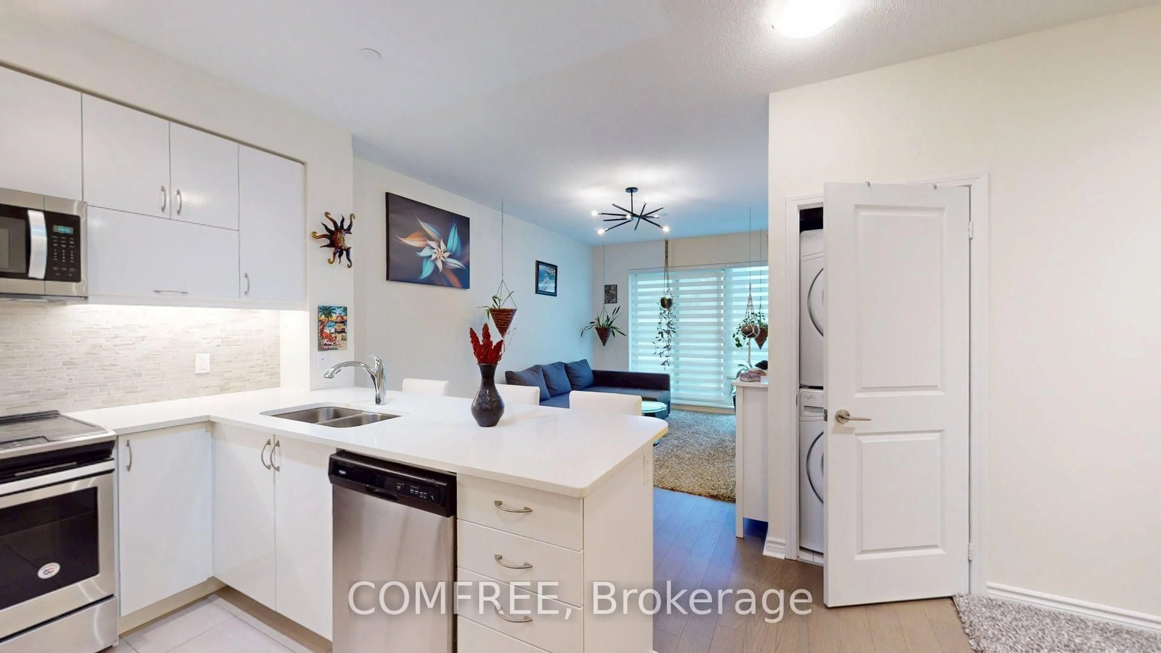Open concept kitchen, ceramic/tile floor for 39 Annie Craig Dr #1502, Toronto Ontario M8V 0H1