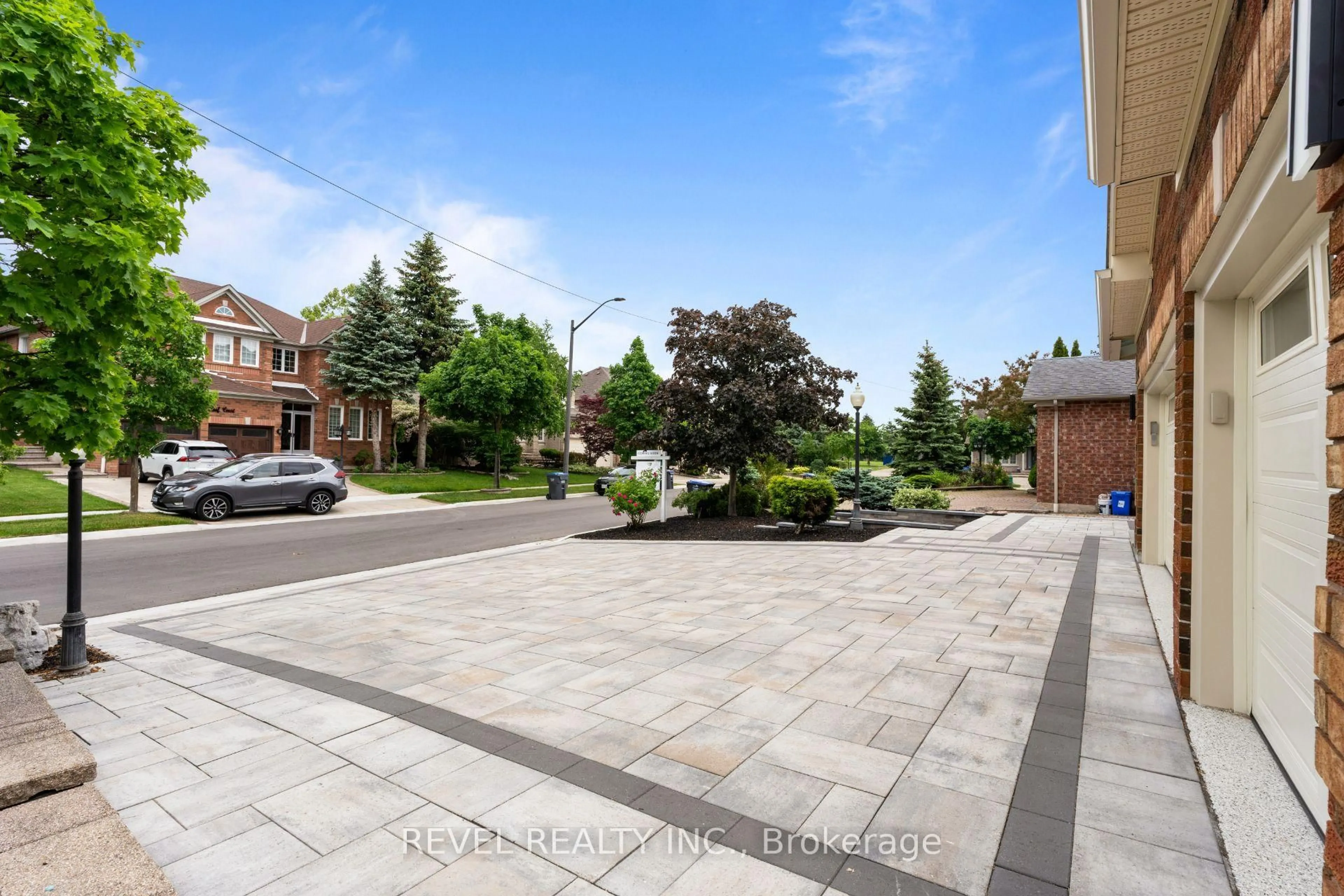 A pic from outside/outdoor area/front of a property/back of a property/a pic from drone, street for 6872 Round Leaft Crt, Mississauga Ontario L5N 6X6
