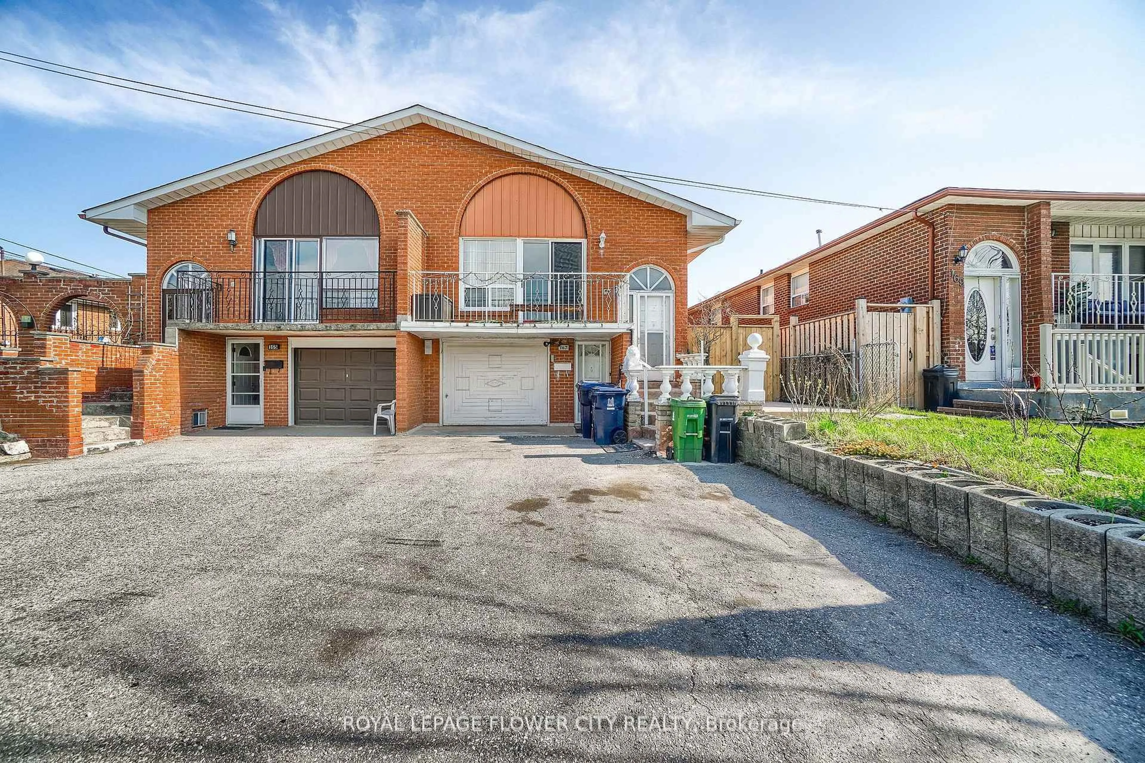 A pic from outside/outdoor area/front of a property/back of a property/a pic from drone, street for 167 Shoreham Dr, Toronto Ontario M3N 1T3