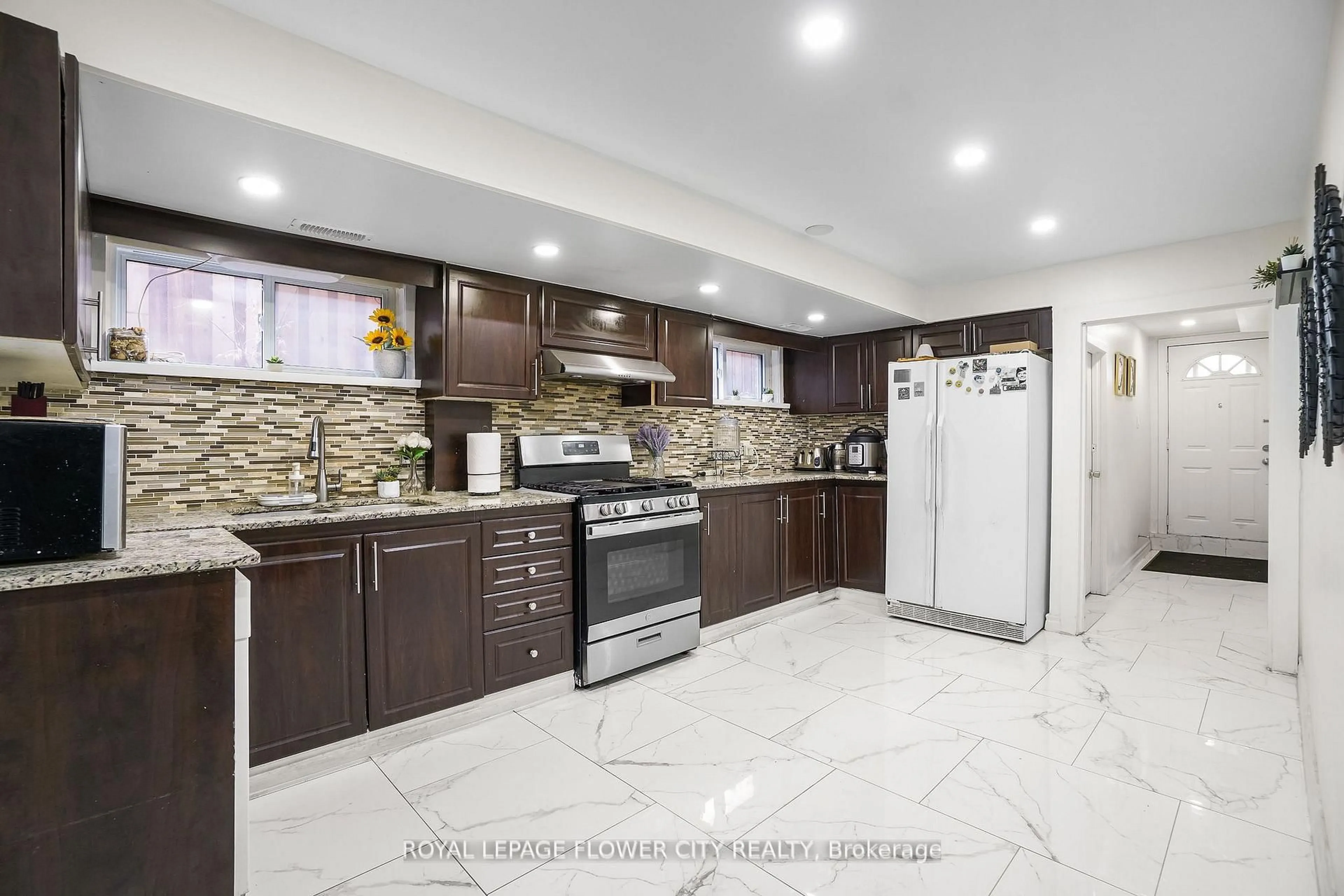Open concept kitchen, ceramic/tile floor for 167 Shoreham Dr, Toronto Ontario M3N 1T3