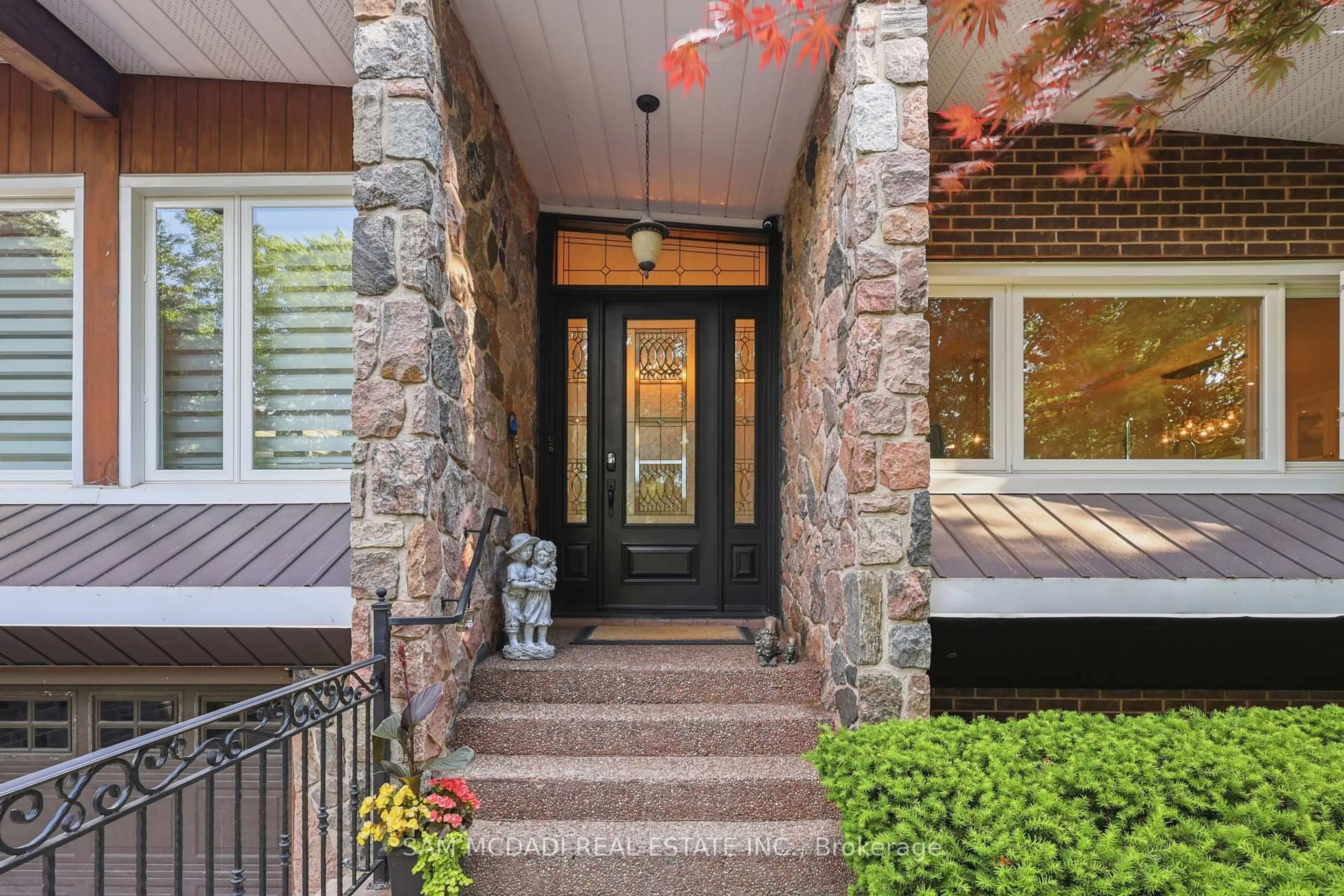 Indoor entryway for 825 Lower Base Line, Milton Ontario L9E 0T3