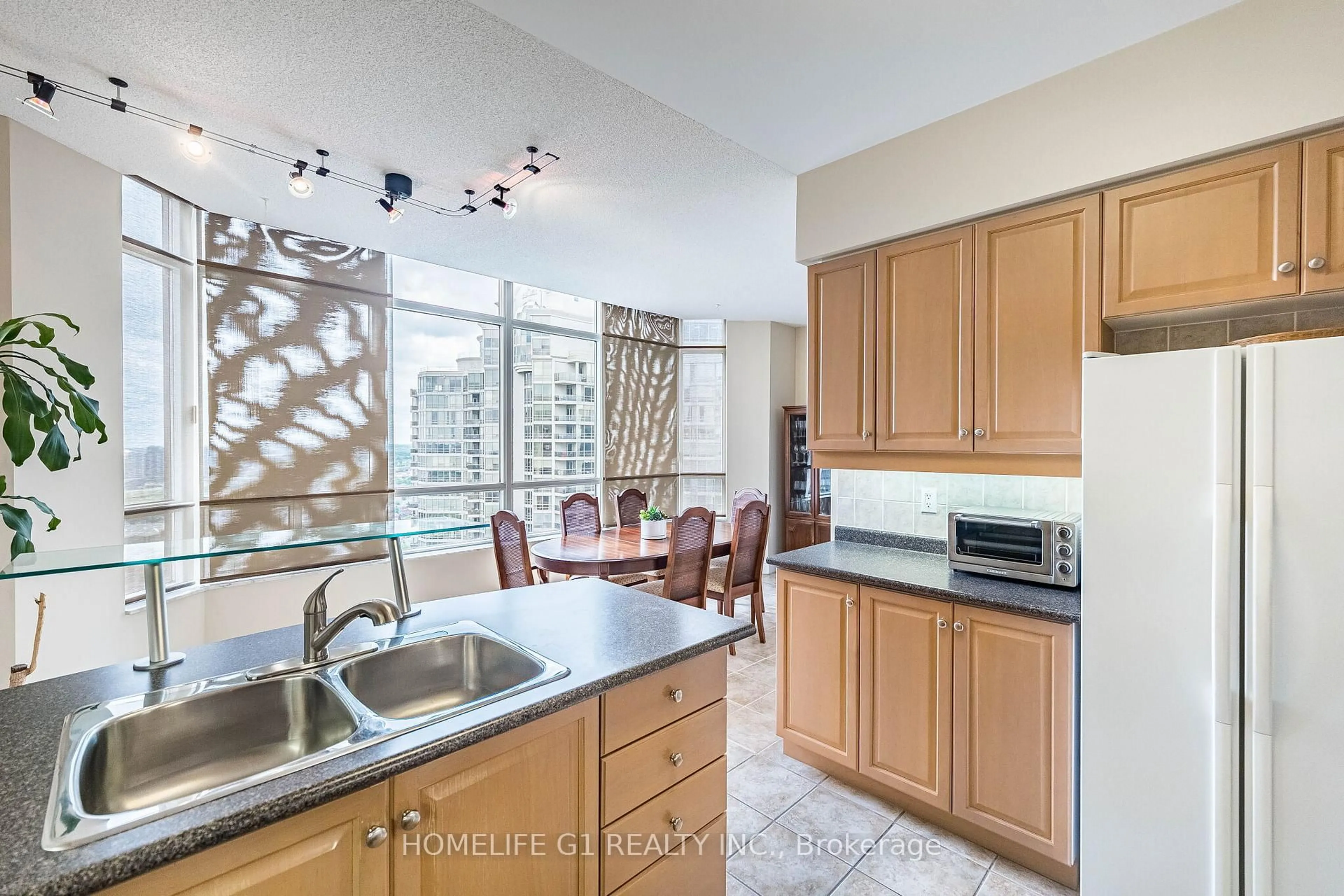 Standard kitchen, ceramic/tile floor for 35 Kingsbridge Garden #02, Mississauga Ontario L5R 3Z5