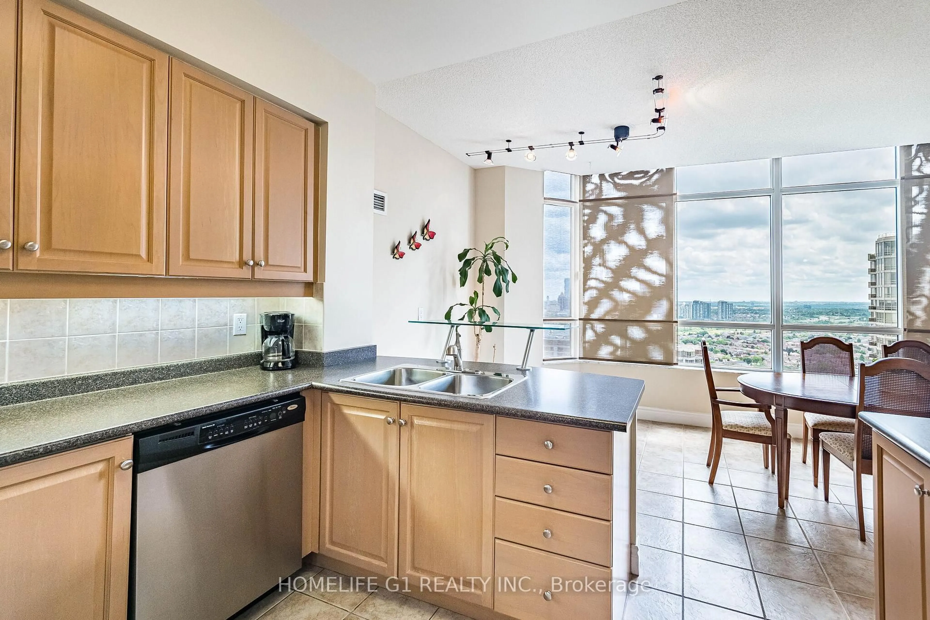 Standard kitchen, ceramic/tile floor for 35 Kingsbridge Garden #02, Mississauga Ontario L5R 3Z5