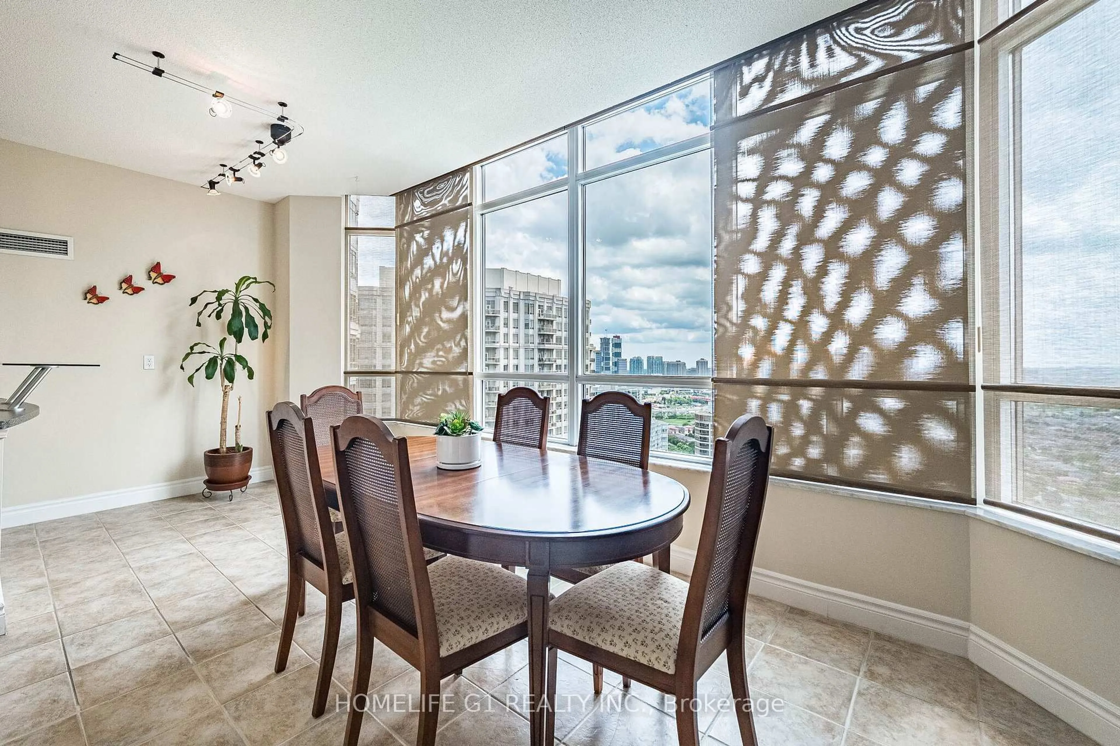 Dining room, ceramic/tile floor for 35 Kingsbridge Garden #02, Mississauga Ontario L5R 3Z5