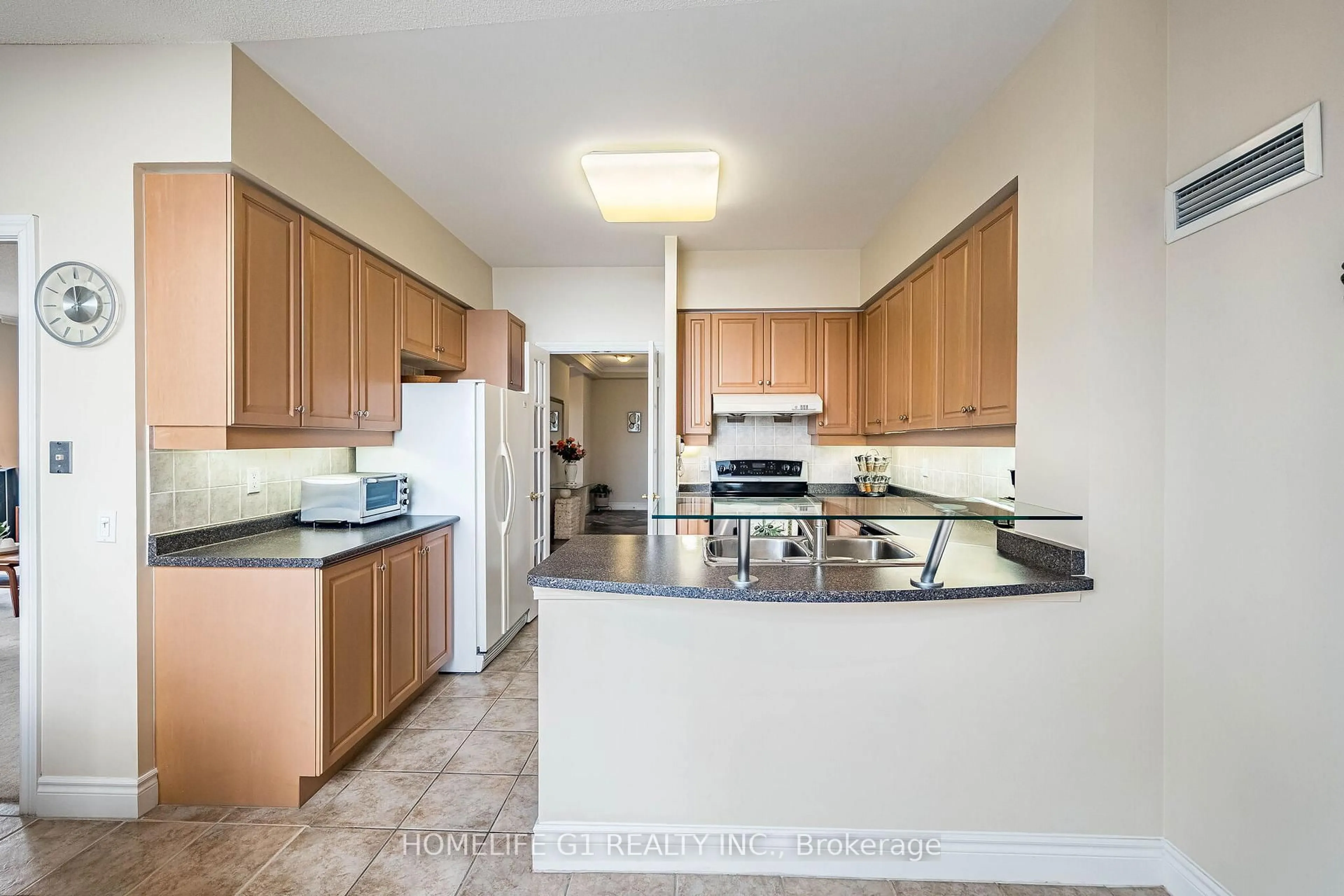 Standard kitchen, ceramic/tile floor for 35 Kingsbridge Garden #02, Mississauga Ontario L5R 3Z5