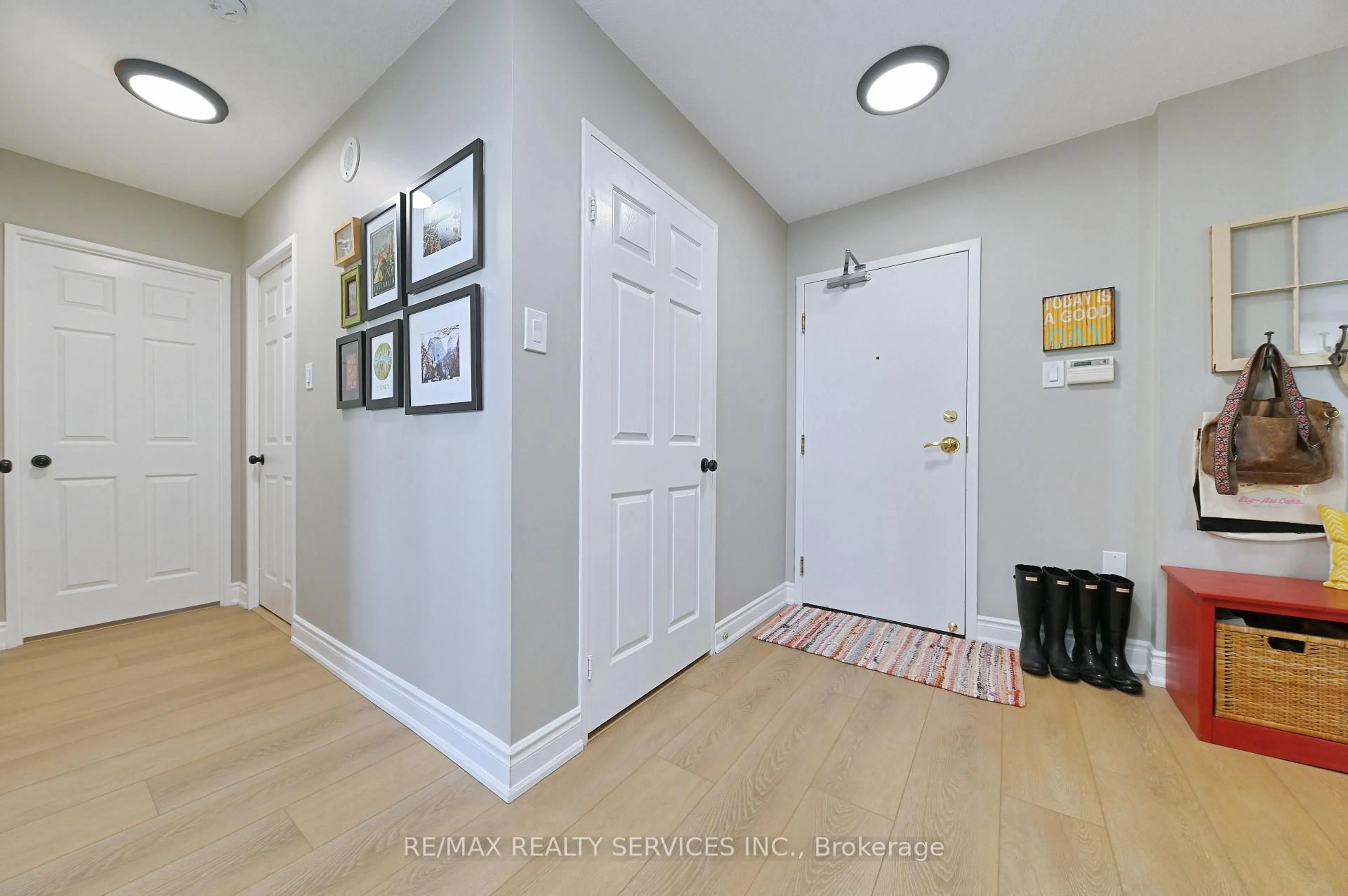 Indoor entryway for 20 Cherrytree Dr #905, Brampton Ontario L6Y 3V1