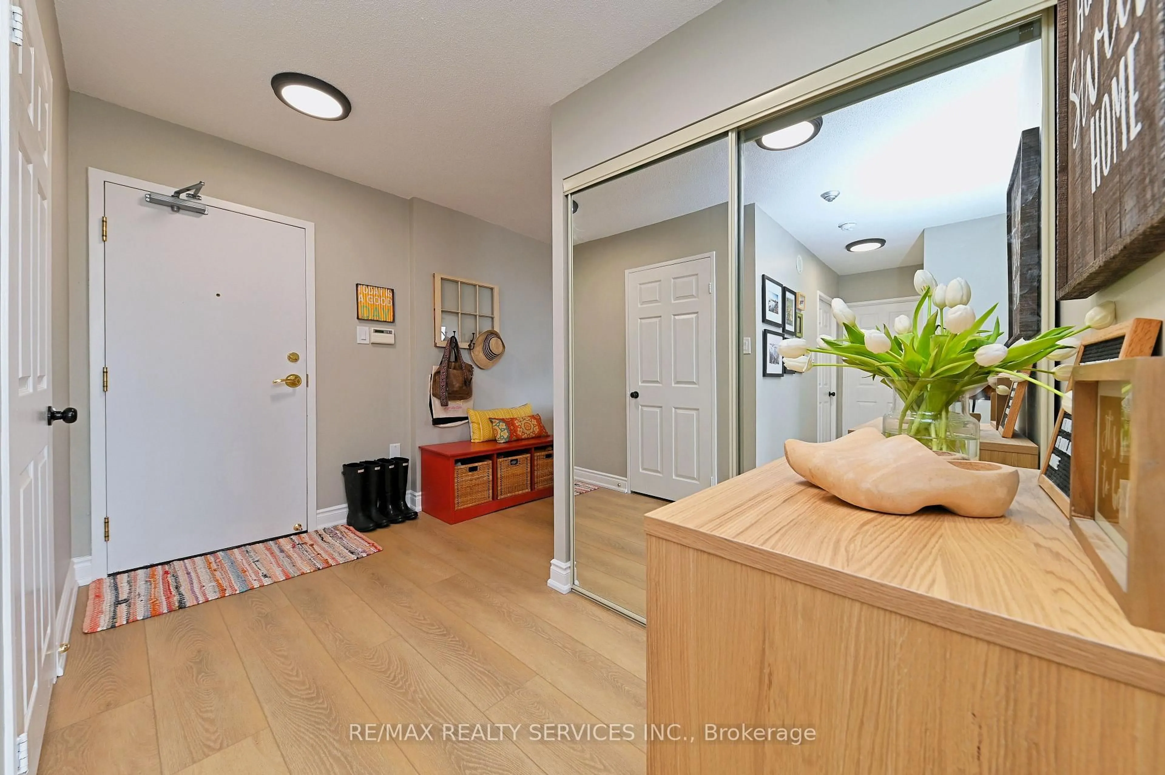 Indoor entryway for 20 Cherrytree Dr #905, Brampton Ontario L6Y 3V1