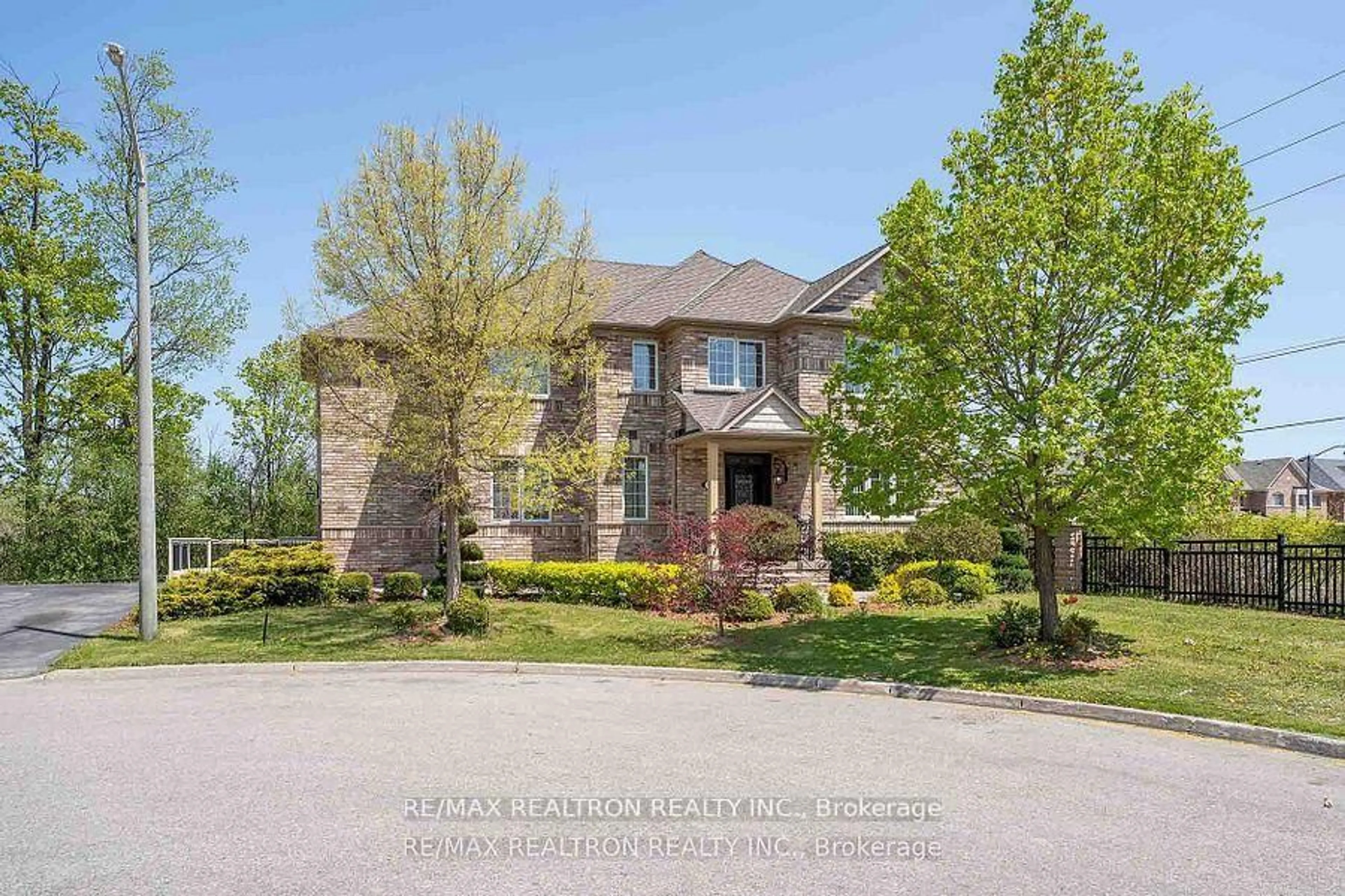 Home with brick exterior material, unknown for 12 Edgevalley Crt, Brampton Ontario L6P 2P8