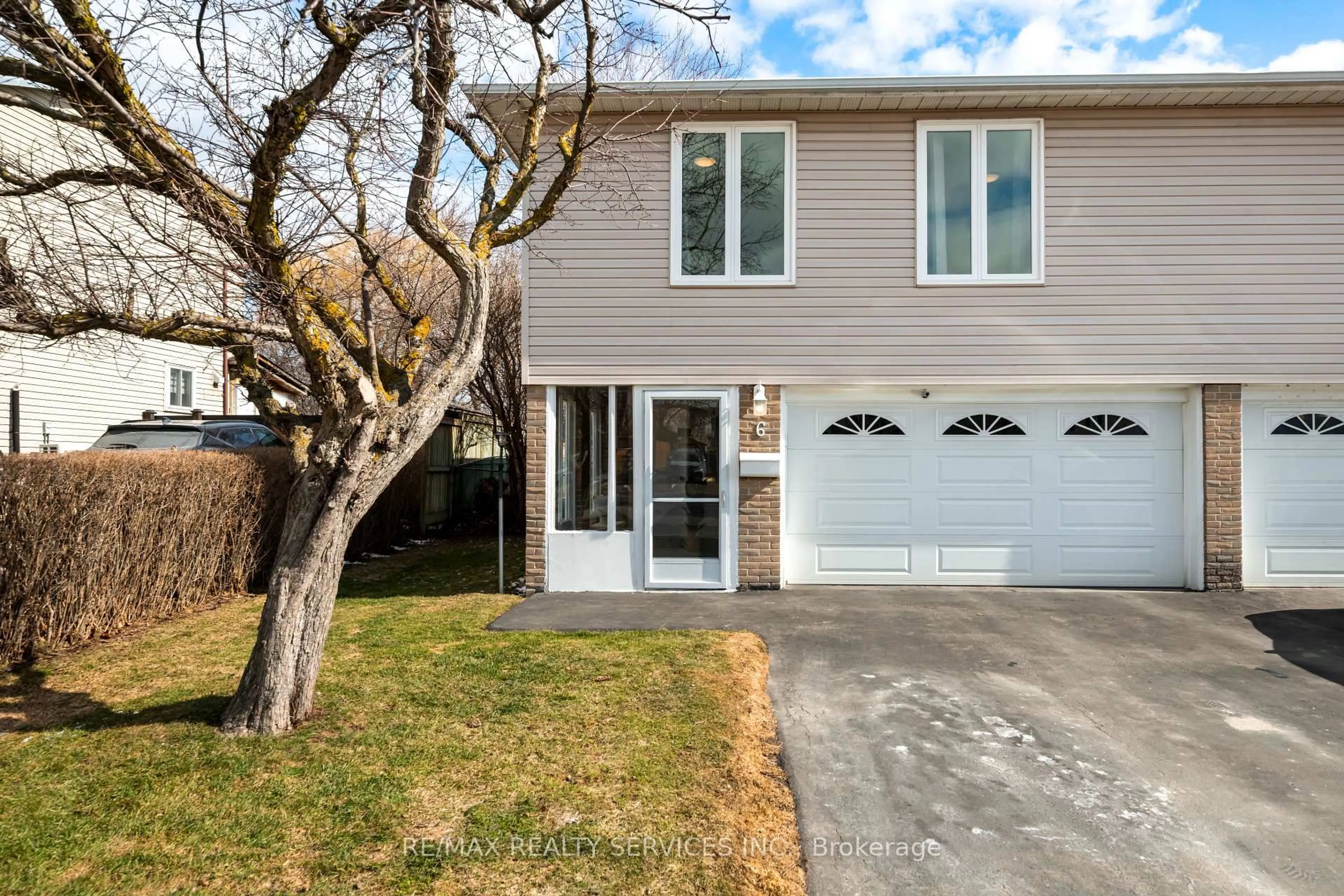 Home with vinyl exterior material, street for 6 Glenridge Rd, Brampton Ontario L6S 1N3