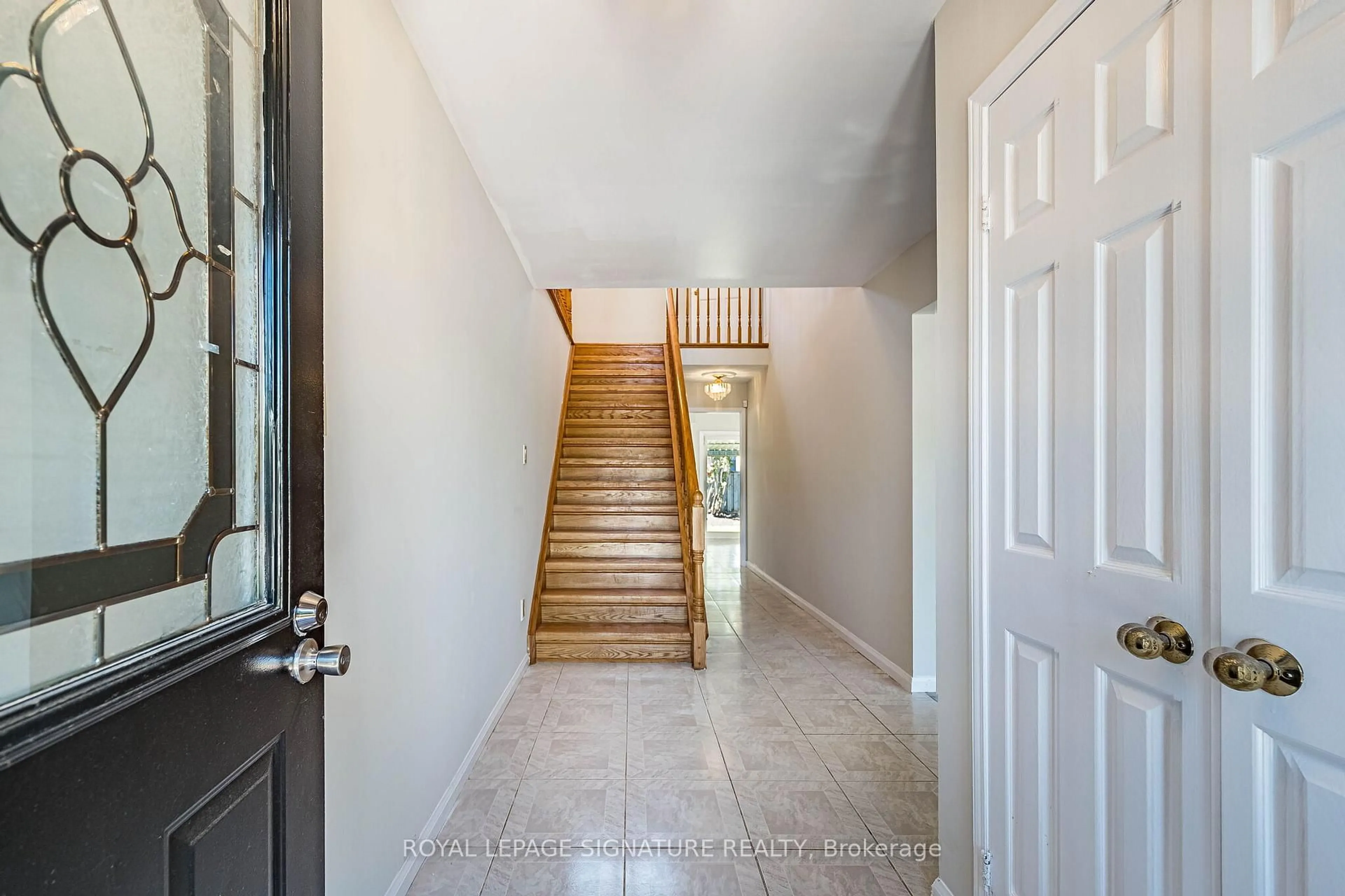 Indoor foyer for 13 Jaffa Dr, Brampton Ontario L6S 4C7