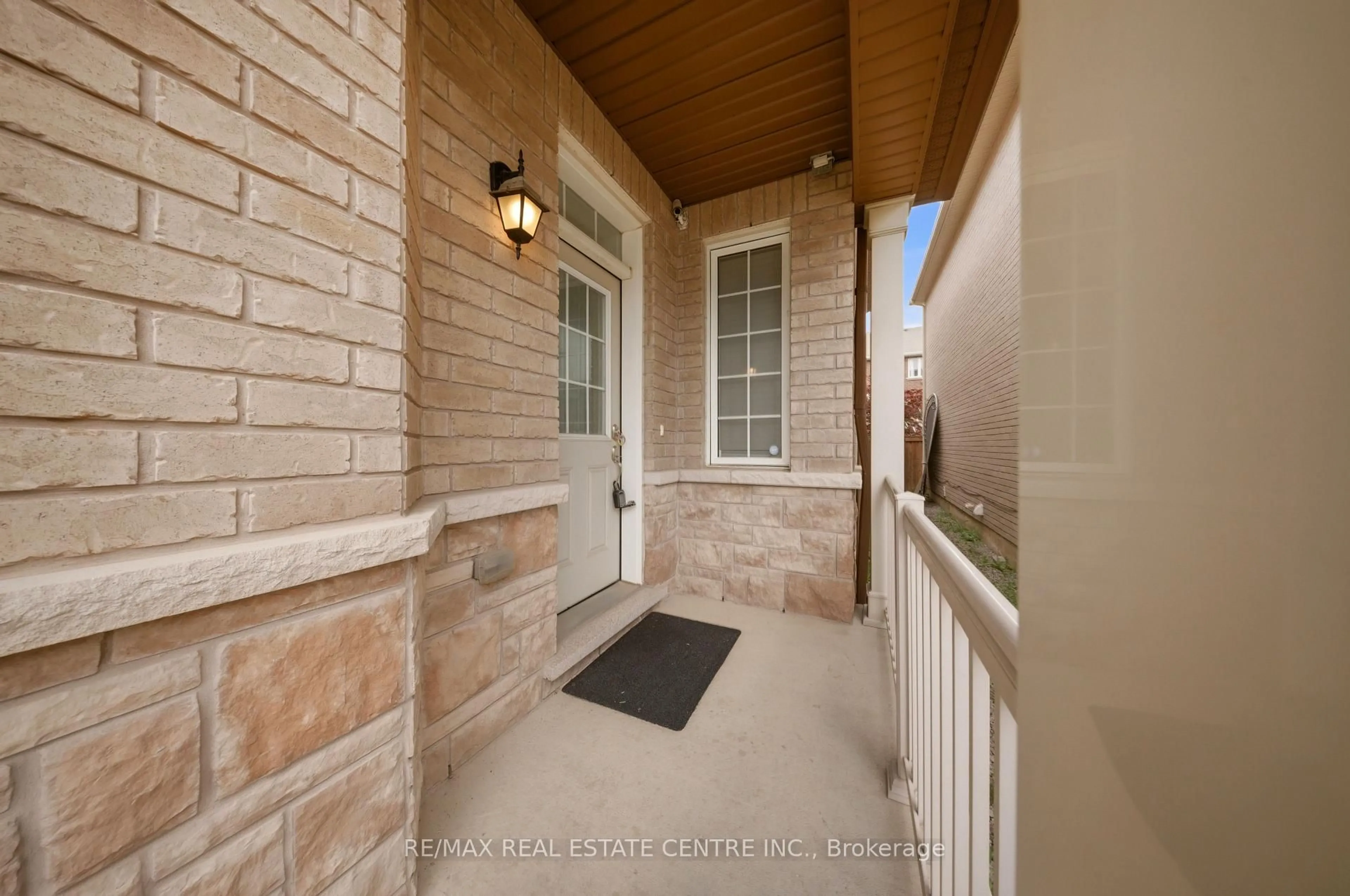 Indoor entryway for 389 Cedar Hedge Rd, Milton Ontario L9T 8Y4