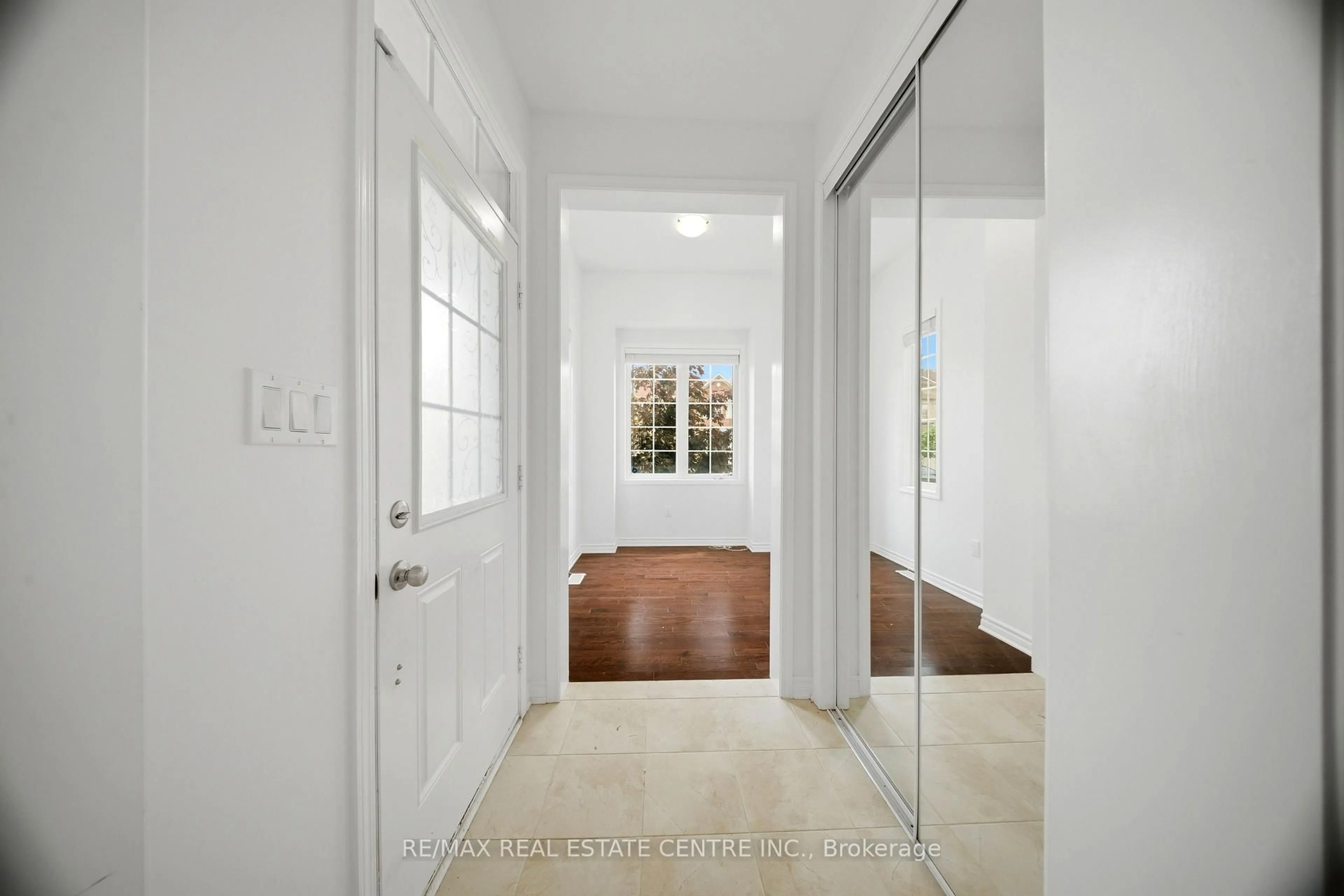 Indoor entryway for 389 Cedar Hedge Rd, Milton Ontario L9T 8Y4