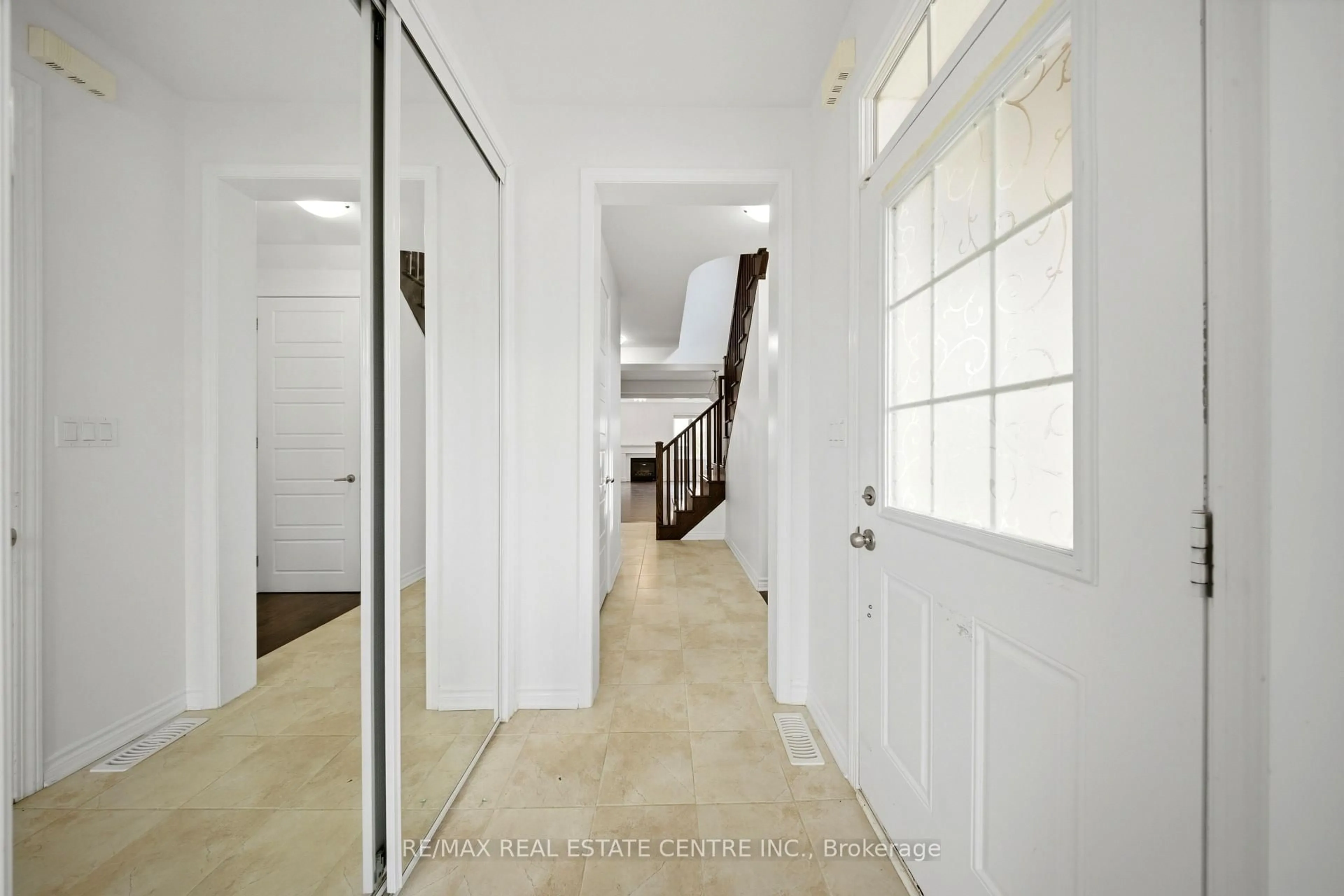 Indoor entryway for 389 Cedar Hedge Rd, Milton Ontario L9T 8Y4