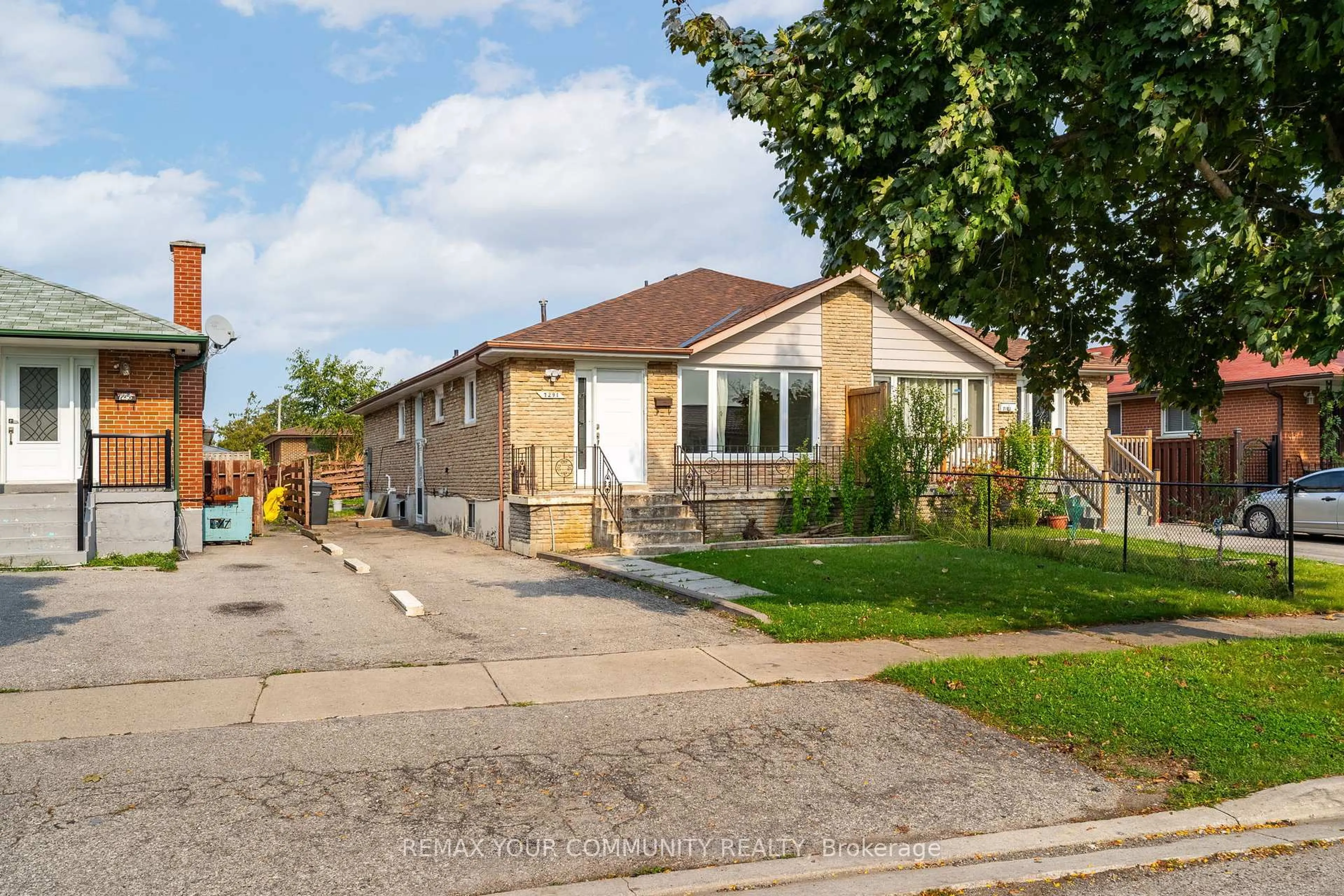 A pic from outside/outdoor area/front of a property/back of a property/a pic from drone, street for 7291 Vernor Dr, Mississauga Ontario L4T 2P5