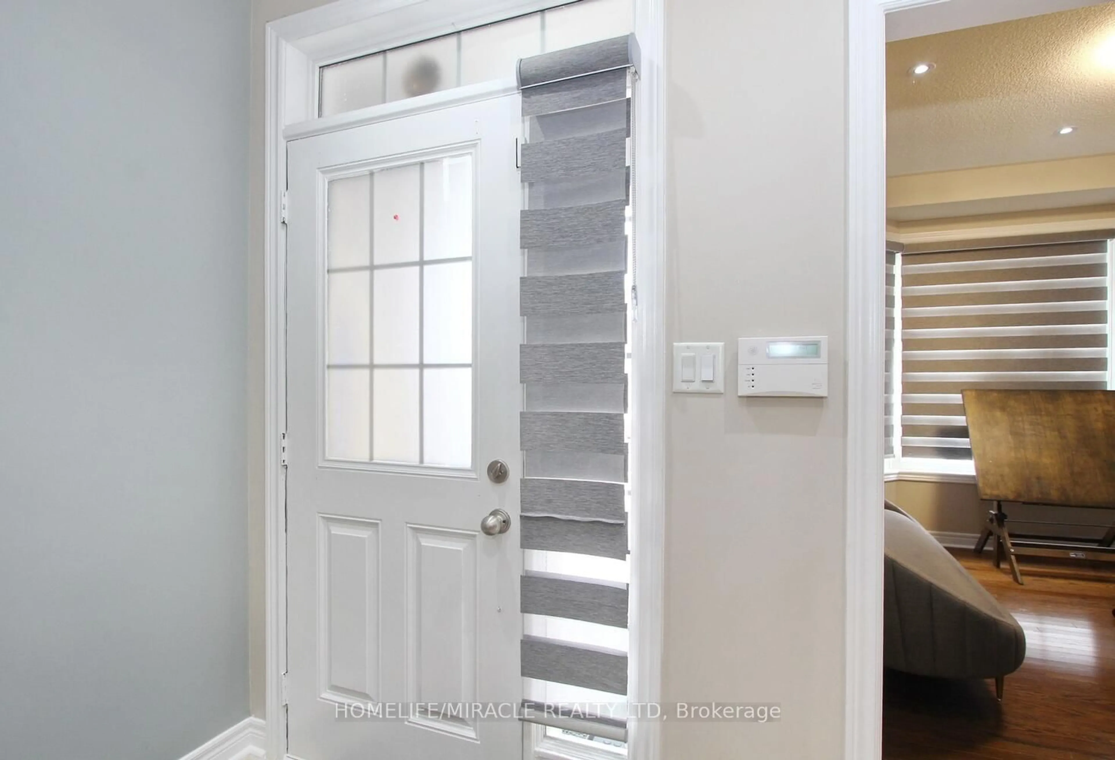 Indoor entryway for 11 Bluffmeadow St, Brampton Ontario L6P 3K3