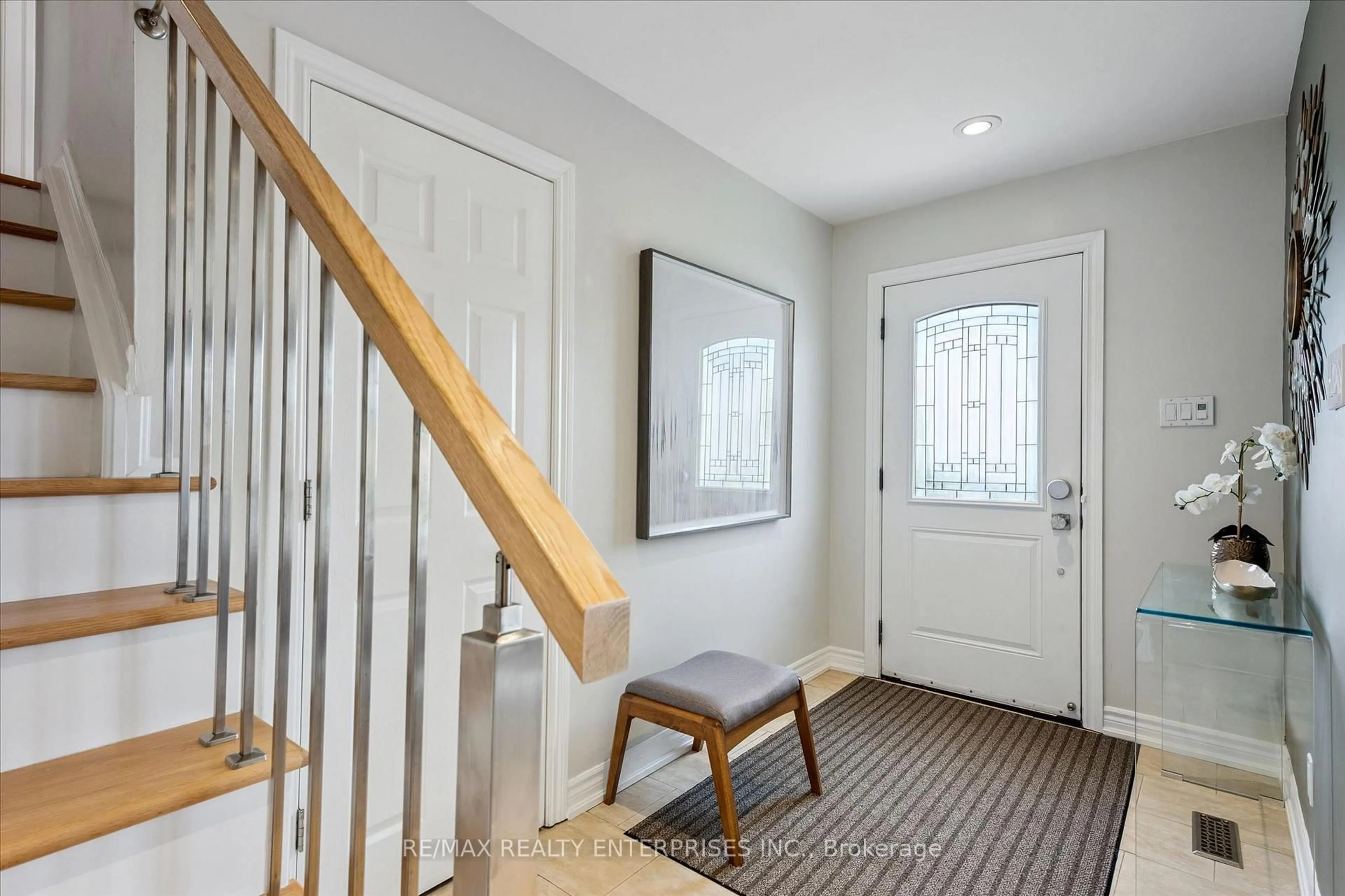 Indoor entryway for 389 Worth Pl, Oakville Ontario L6L 3L8
